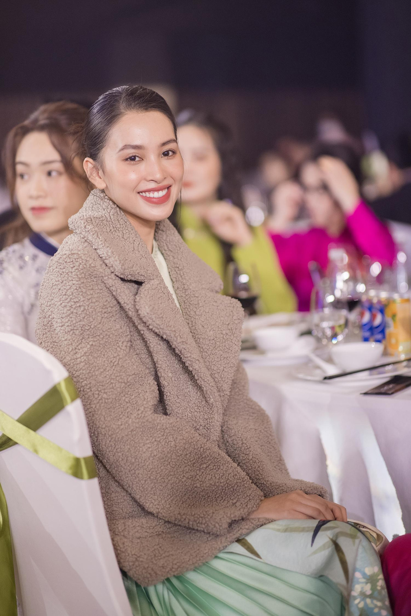 Hoa hậu Tiểu Vy, Đỗ Thị Hà vui mừng khi đàn chị và người thương đã về chung một nhà.