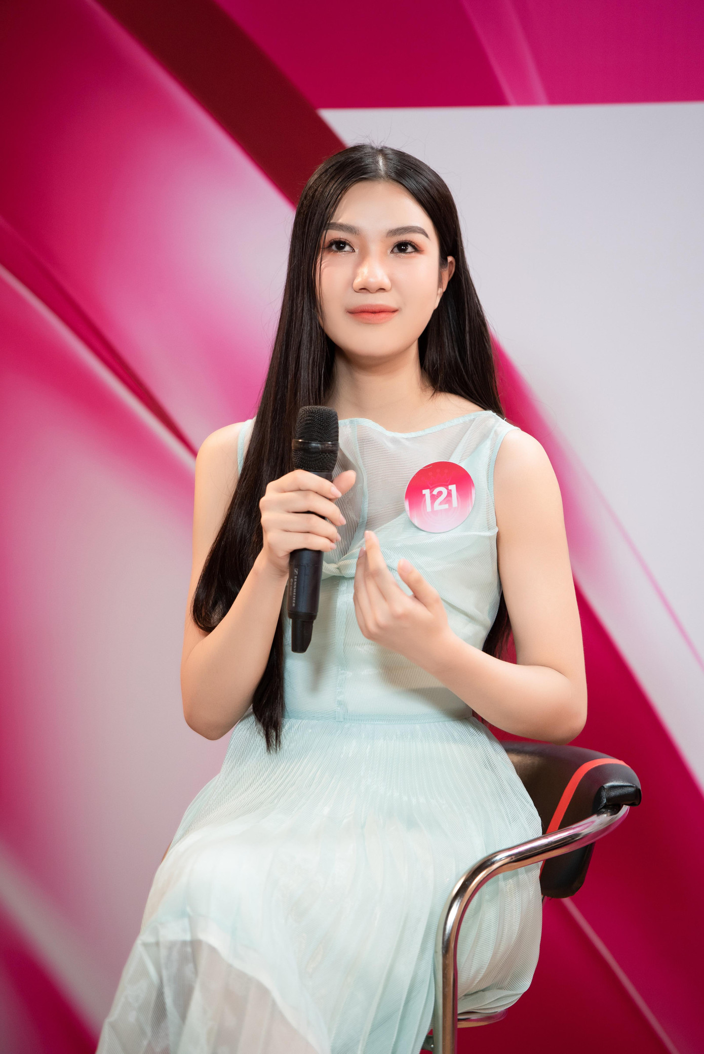 Các thí sinh tham gia thuyết trình trong tập 1 của phần thi Người đẹp truyền thông.