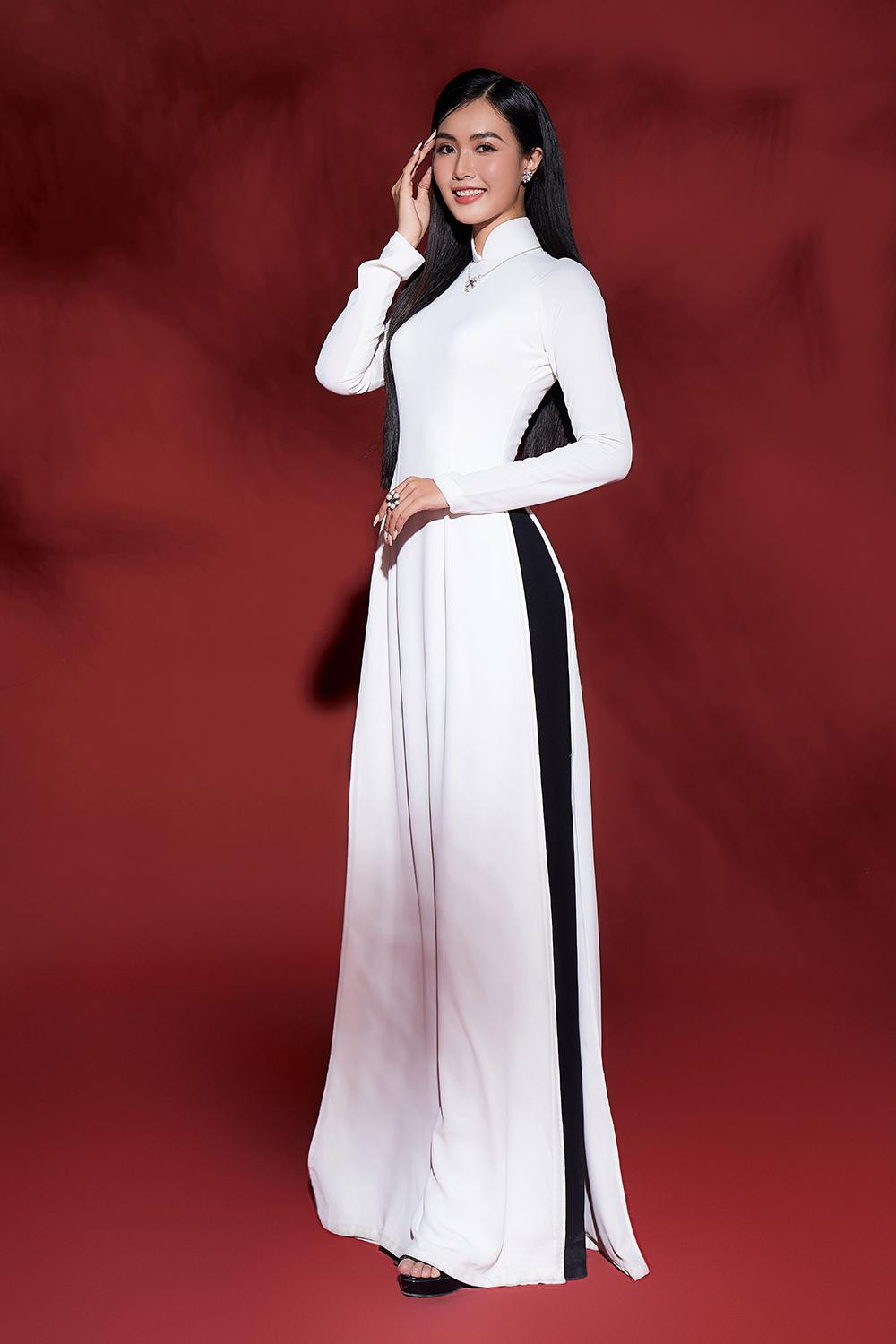 Những tà áo dài mang màu sắc, họa tiết, kiểu dáng đa dạng nhưng tựu chung đều giúp 35 thí sinh tôn lên vẻ đẹp Việt.