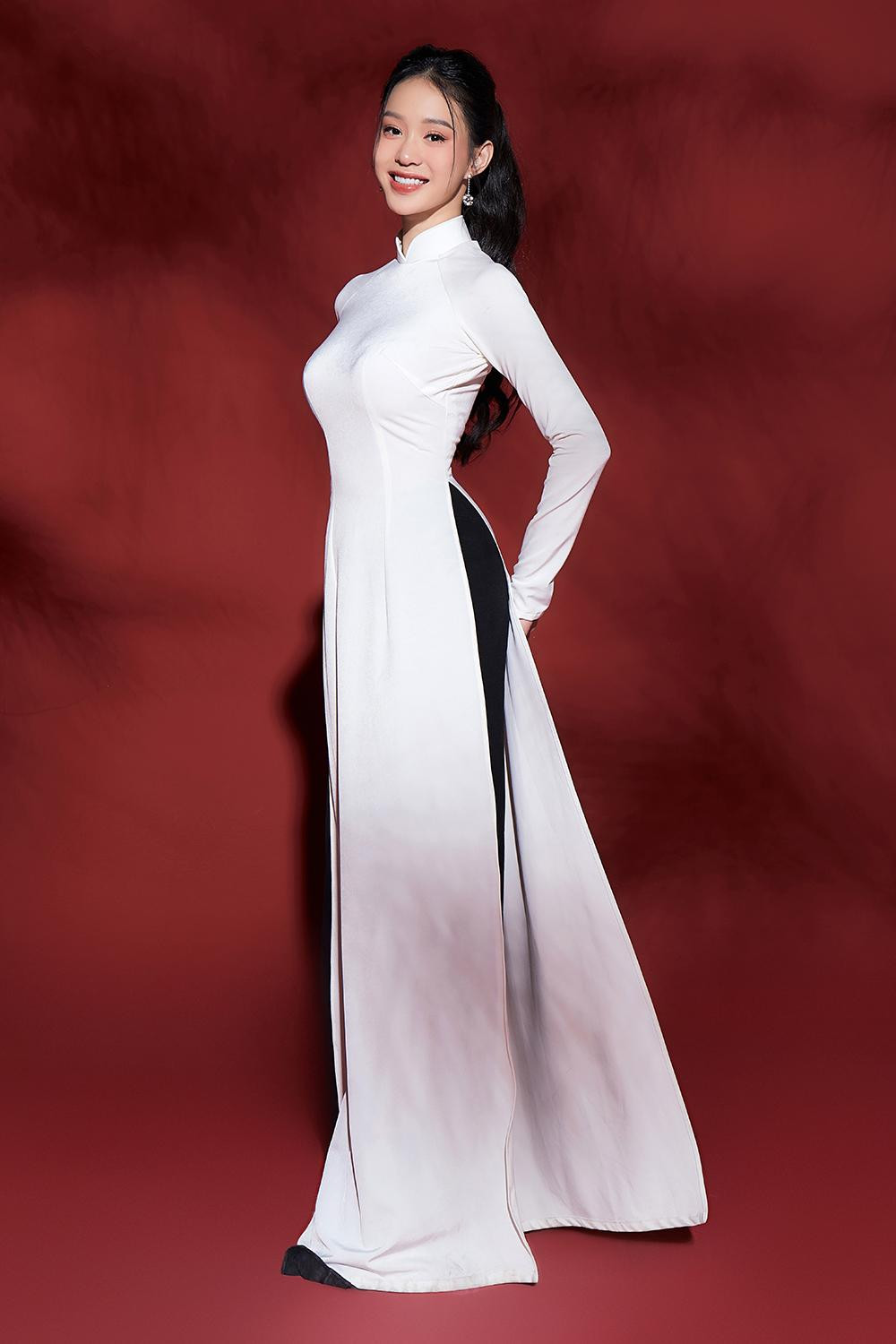 Trong bộ ảnh, bên cạnh việc khoe nhan sắc, đây cũng là cơ hội để top 35 thể hiện kỹ năng tạo dáng, biểu cảm chụp ảnh trước ống kính sau khi được tập luyện với ban chuyên môn.