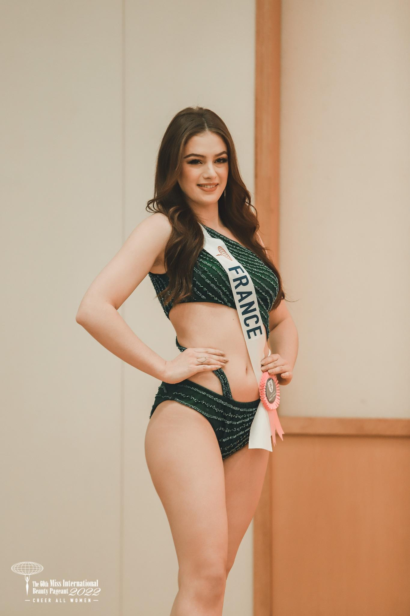 Người đẹp Pháp - Maya Albert, 23 tuổi là sinh viên chuyên ngành Tiếp thị kiêm người mẫu chuyên nghiệp. Cô là người mẫu ở quê nhà, có gương mặt đẹp hút hồn và kỹ năng trình diễn chuyên nghiệp. Pháp từng một lần đăng quang Hoa hậu Quốc tế vào năm 1976.