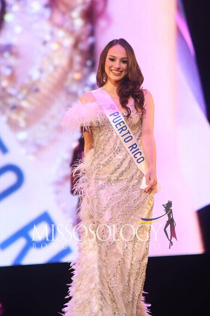 Hai cái tên gây tiếc nuối tiếp theo trong đêm chung kết là Venezuela và Puerto Rico. Hai mỹ nhân Latinh mang tới những thiết kế tông màu bạc sang trọng, lộng lẫy.