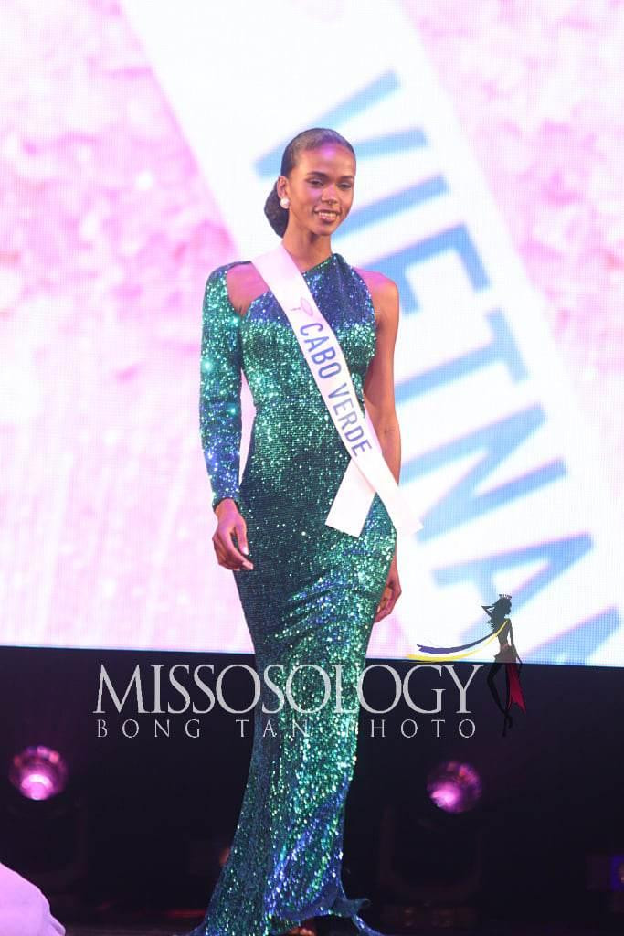 Đại diện Cabo Verde - Stephany Amado giành giải Á hậu 1 tại cuộc thi. Cô mặc váy dạ hội sequin kiểu dáng lệch vai, tôn lên vẻ đẹp sang trọng. Trong màn đăng quang, người đẹp thay bộ váy dạ hội kiểu dáng đuôi cá với cổ yếm, khoe vai trần thanh lịch.