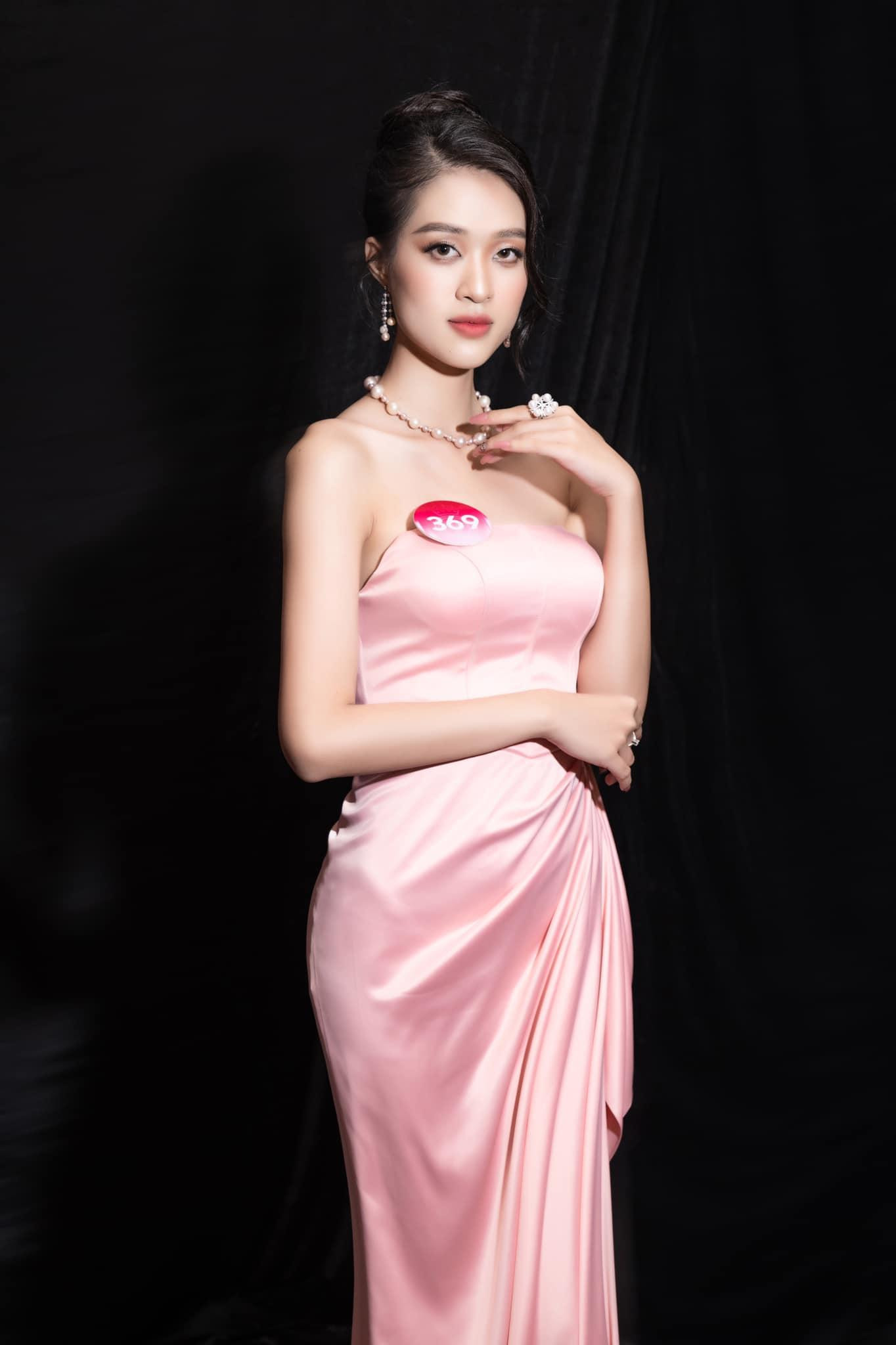 Yến Nhi từng vào top 20 chung cuộc Miss World Vietnam 2022. Trong quá trình tham dự cuộc thi, cô đã quen với ánh đèn sân khấu và được mài giũa về kỹ năng catwalk, biểu cảm trước máy quay. Bên cạnh đó với chiều cao ấn tượng, Yến Nhi luôn nổi bật mỗi khi sải bước trên sân khấu. Ngoài top 3 Người đẹp thời trang, Yến Nhi cũng được chọn vào top 8 phần thi Người đẹp thể thao.