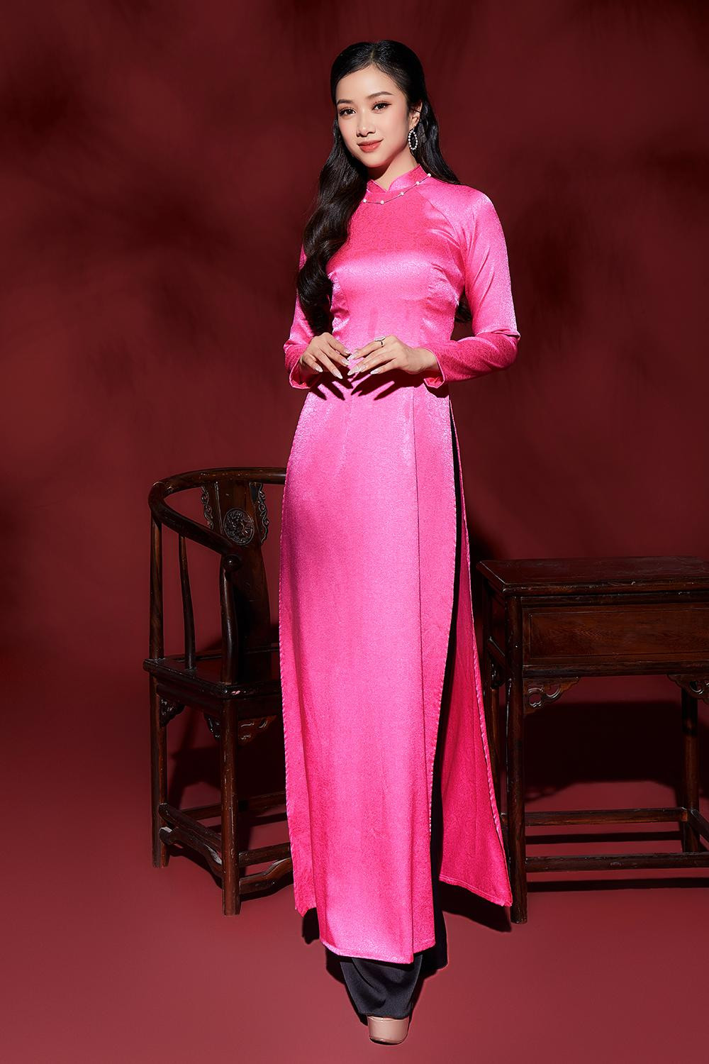 Trong khi đó, bà Phạm Kim Dung - Phó trưởng ban tổ chức cuộc thi chia sẻ: “Như mọi người vẫn thường nói, các thí sinh Hoa hậu Việt Nam đều là những nụ hoa đang chờ được nở nên chúng ta phải chấp nhận rằng các bạn chưa có nhiều kinh nghiệm về trình diễn, có những bạn chưa từng đi giày cao gót, chưa từng bước ra sân khấu và cũng chưa biết cuộc thi hoa hậu là gì. Nhưng qua từng ngày, các bạn đã trình diễn tự tin, biết nhìn camera chỗ nào, cười lúc nào, đánh hông, tạo dáng ra sao”.