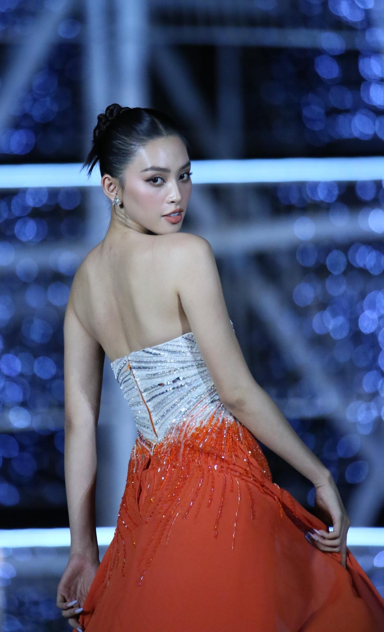 Nhan sắc ngày càng chín muồi của Tiểu Vy trên sân khấu giúp cô nhận được nhiều ánh mắt ngưỡng mộ của các thí sinh và khán giả.