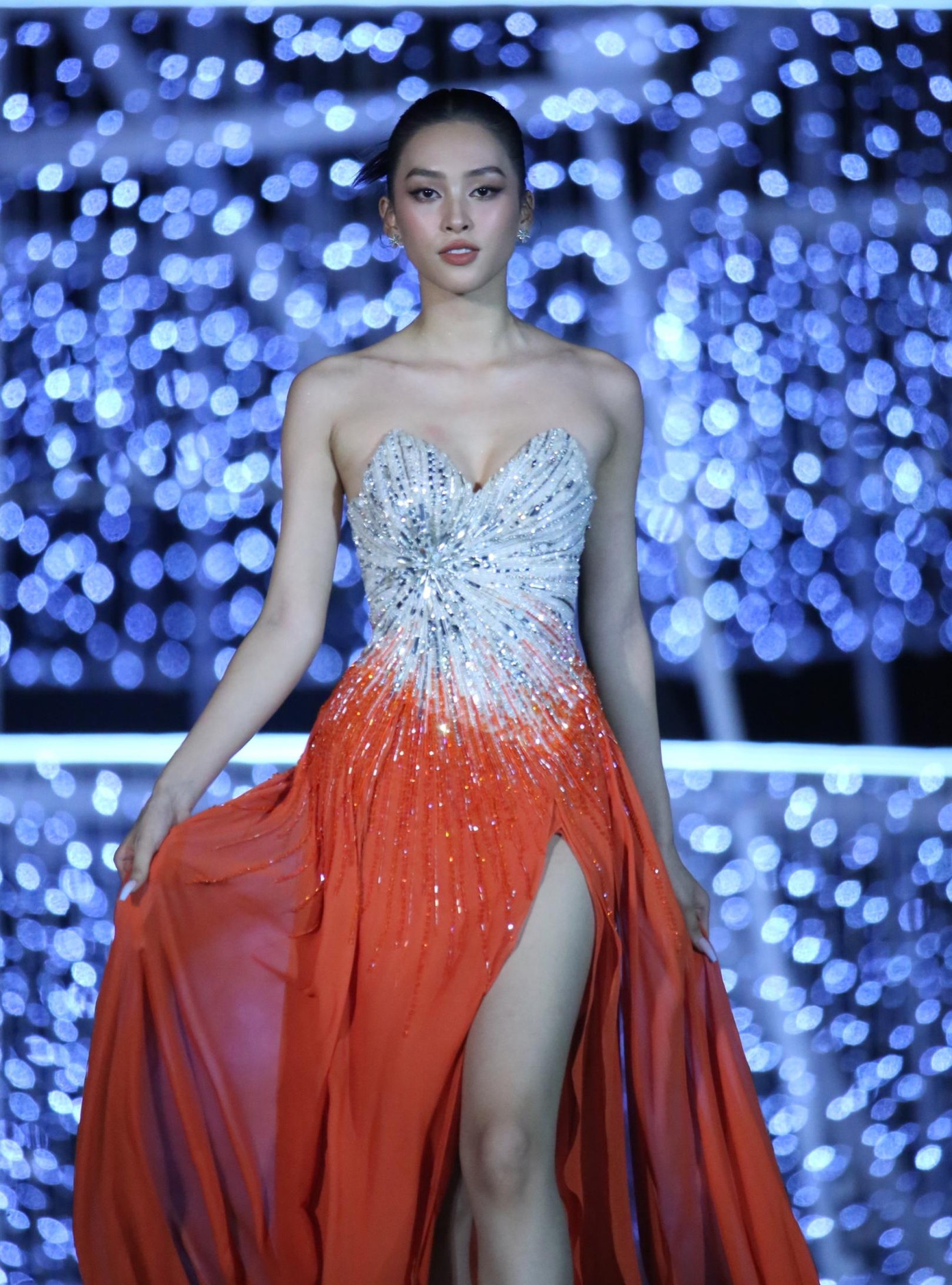 Nhan sắc ngày càng chín muồi của Tiểu Vy trên sân khấu giúp cô nhận được nhiều ánh mắt ngưỡng mộ của các thí sinh và khán giả.