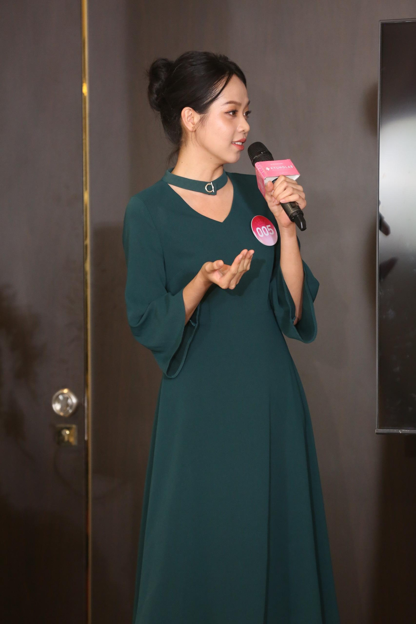 Hai thí sinh Đinh Khánh Hòa (SBD 088) và Huỳnh Thị Thanh Thủy (SBD 005) đối đầu về chủ đề Tiền. Huỳnh Thị Thanh Thủy bảo vệ quan điểm người trẻ phải tiết kiệm để phòng ngừa những rủi ro trong cuộc sống, trong khi đó Đinh Khánh Hòa bảo vệ quan điểm người trẻ biết kiếm tiền thì cũng phải biết tận hưởng. Với những trải nghiệm ít ỏi của những cô gái còn ở độ tuổi quá trẻ, phần thuyết trình của cặp thí sinh được cho là kém sôi nổi, gay cấn so với hai cặp thí sinh trước đó.