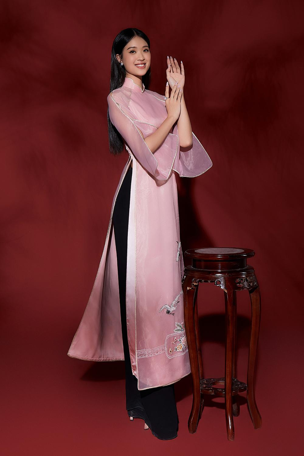 Để hình ảnh mang tính cá nhân nhất, ban tổ chức đã tạo cơ hội cho các thí sinh tự lựa chọn áo dài phù hợp với mình.