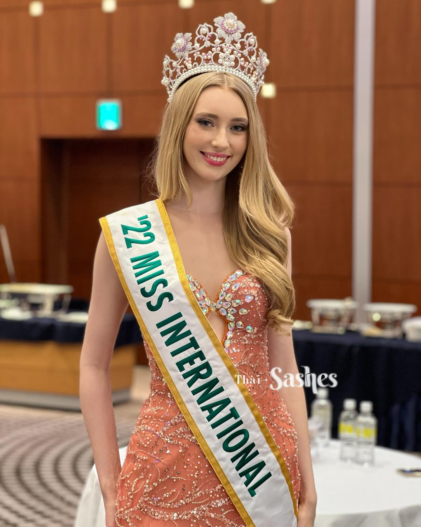 Người đẹp Đức - Jasmin Selberg đăng quang ngôi vị Hoa hậu Quốc tế 2022. Cô diện một thiết kế đính đá tỉ mỉ trên nền vải xuyên thấu. Thiết kế tôn lên nhan sắc ngọt ngào, thanh lịch của người đẹp. Điểm nhấn của bộ váy là chi tiết cúp ngực và cut-out tinh tế giúp người đẹp khoe vòng một quyến rũ.