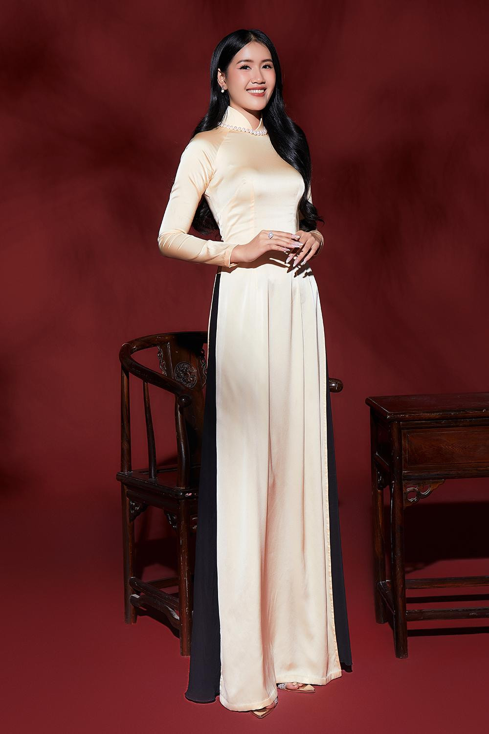 “Các bạn đã khá hoàn thiện, nhưng nên trình diễn năng lượng hơn nữa để thu hút ánh nhìn của khán giả”, bà Dung nhắn nhủ thí sinh trước thềm chung kết.