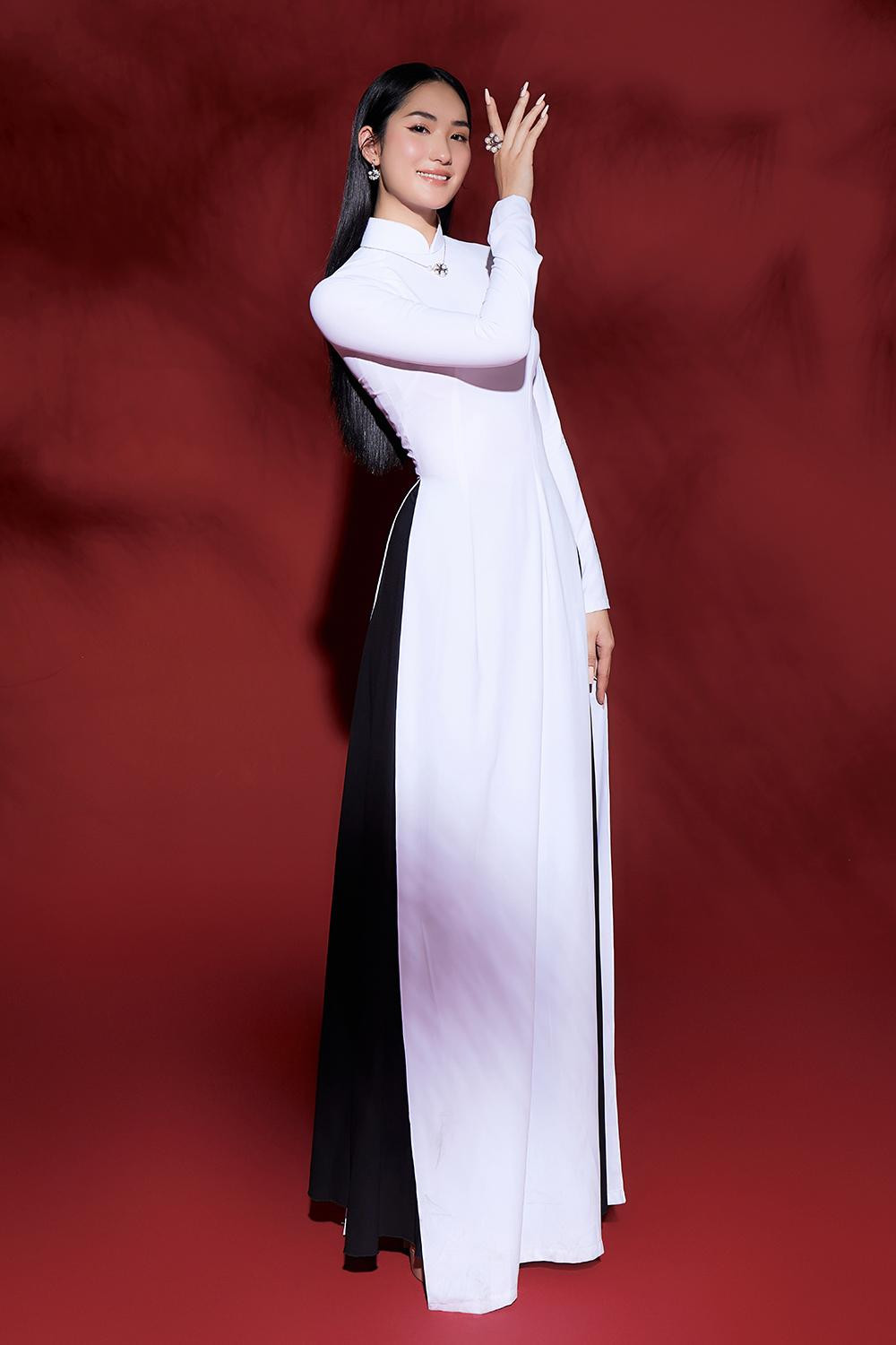 Trong bộ ảnh, bên cạnh việc khoe nhan sắc, đây cũng là cơ hội để top 35 thể hiện kỹ năng tạo dáng, biểu cảm chụp ảnh trước ống kính sau khi được tập luyện với ban chuyên môn.