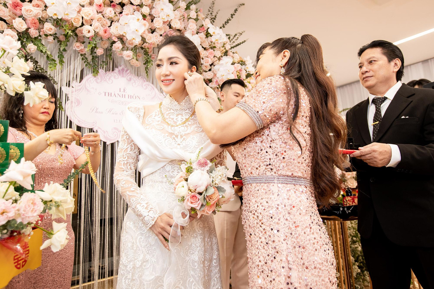 Bố mẹ của Phan Hiển cũng chuẩn bị nhiều vàng miếng, trang sức để tặng cho con dâu.