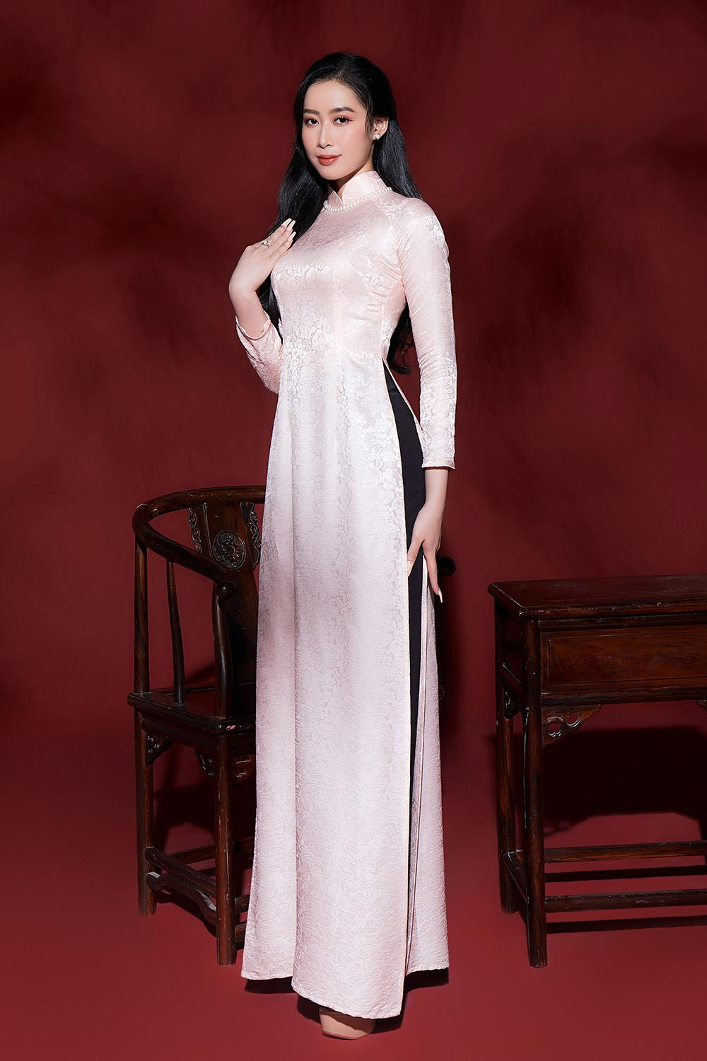 Những tà áo dài mang màu sắc, họa tiết, kiểu dáng đa dạng nhưng tựu chung đều giúp 35 thí sinh tôn lên vẻ đẹp Việt.