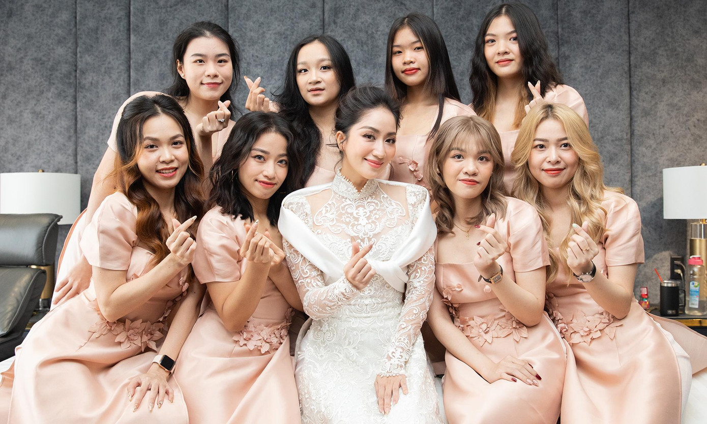 Dàn phụ dâu của Khánh Thi trong lễ ăn hỏi. Dàn phụ dâu của Khánh Thi trong lễ ăn hỏi.