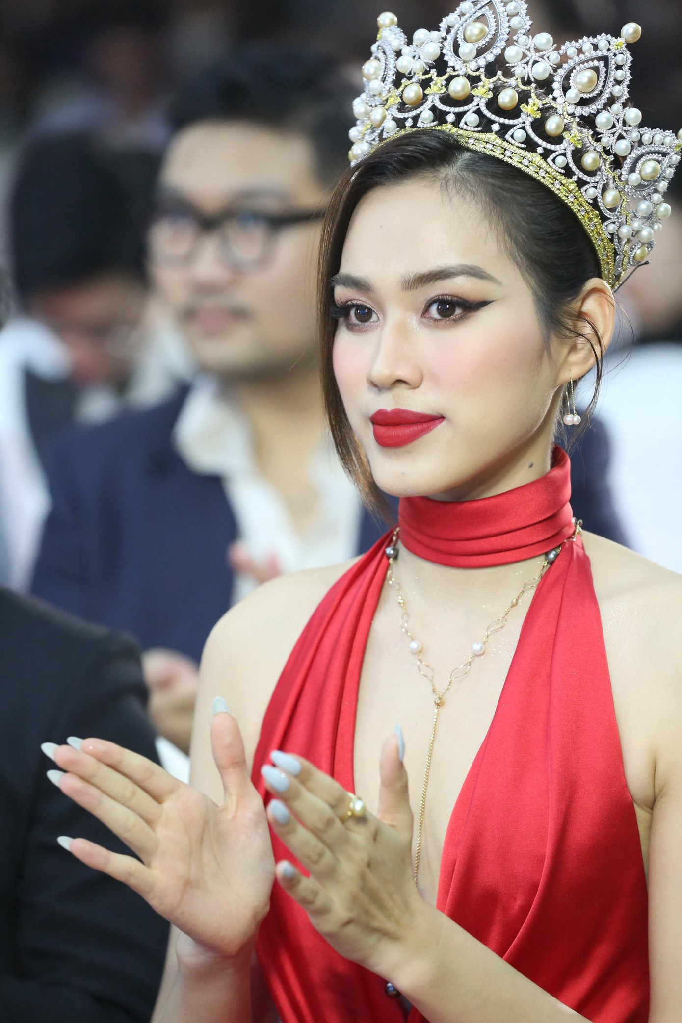 Hoa hậu Đỗ Thị Hà khoe nhan sắc mặn mà, quyến rũ trên hàng ghế đầu với sắc đỏ. Hoa hậu Đỗ Thị Hà khoe nhan sắc mặn mà, quyến rũ trên hàng ghế đầu với sắc đỏ.