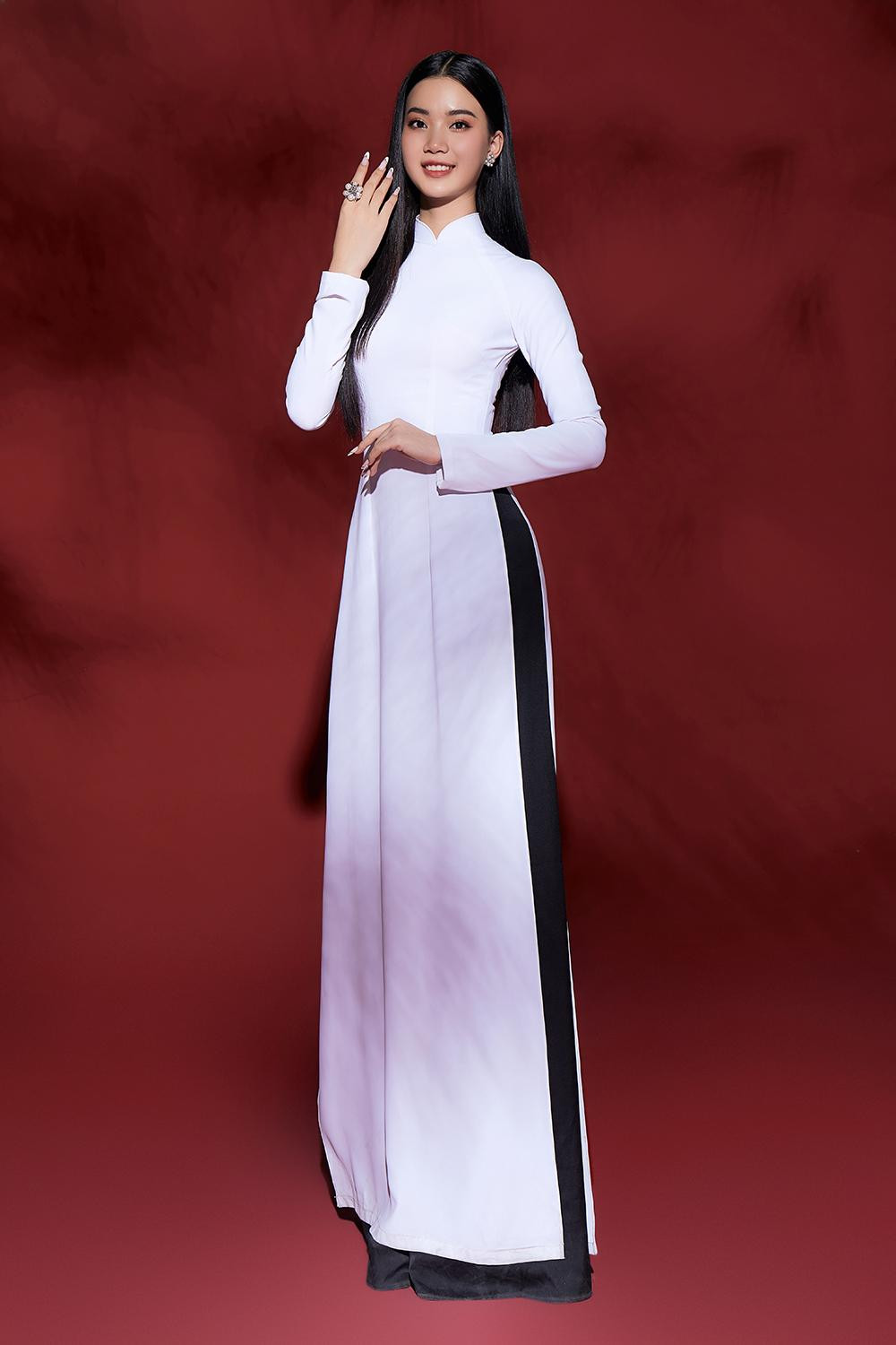 Có thể thấy với những giáo án phù hợp của ban chuyên môn, thí sinh đã tiến bộ từng ngày. Họ biết cách tạo dáng, biểu cảm để khoe được những nét đẹp trước ống kính.