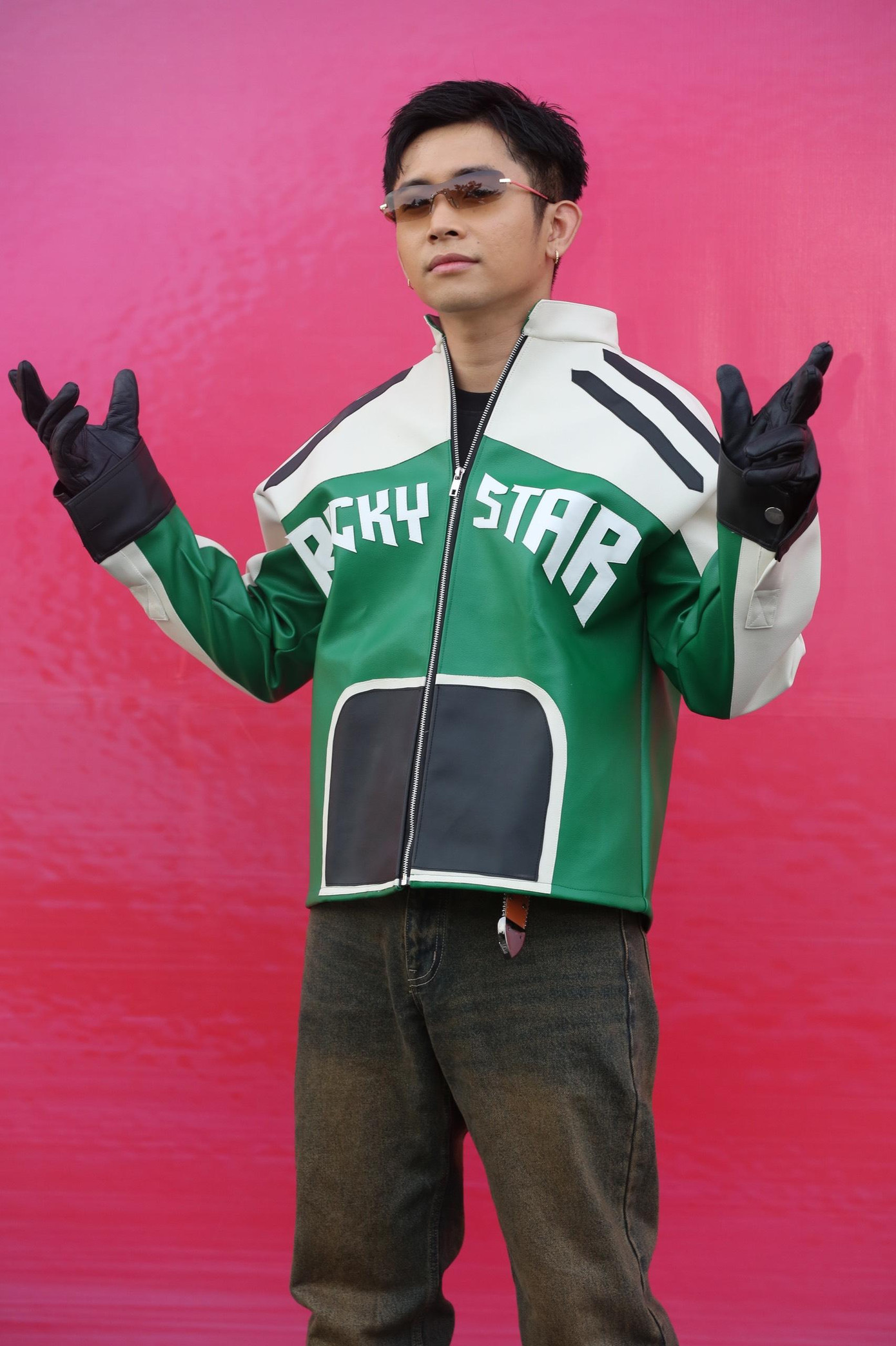 Rapper Ricky Star cá tính với trang phục bụi bặm trên thảm đỏ. Anh hứa hẹn có màn biểu diễn sôi động, khuấy động không khí phần thi Người đẹp biển.