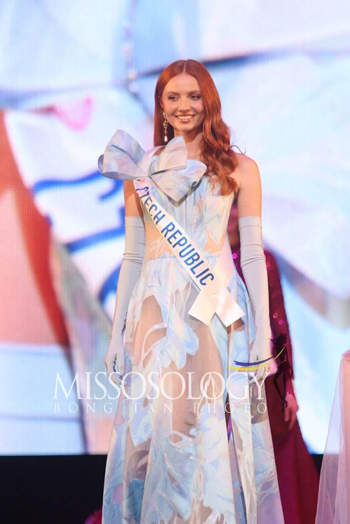 Thiết kế độn cầu vai khiến người đẹp Paraguay già thêm vài tuổi trong khi đó thiết kế của người đẹp Cộng hòa Czech rườm rà và kém nổi bật.