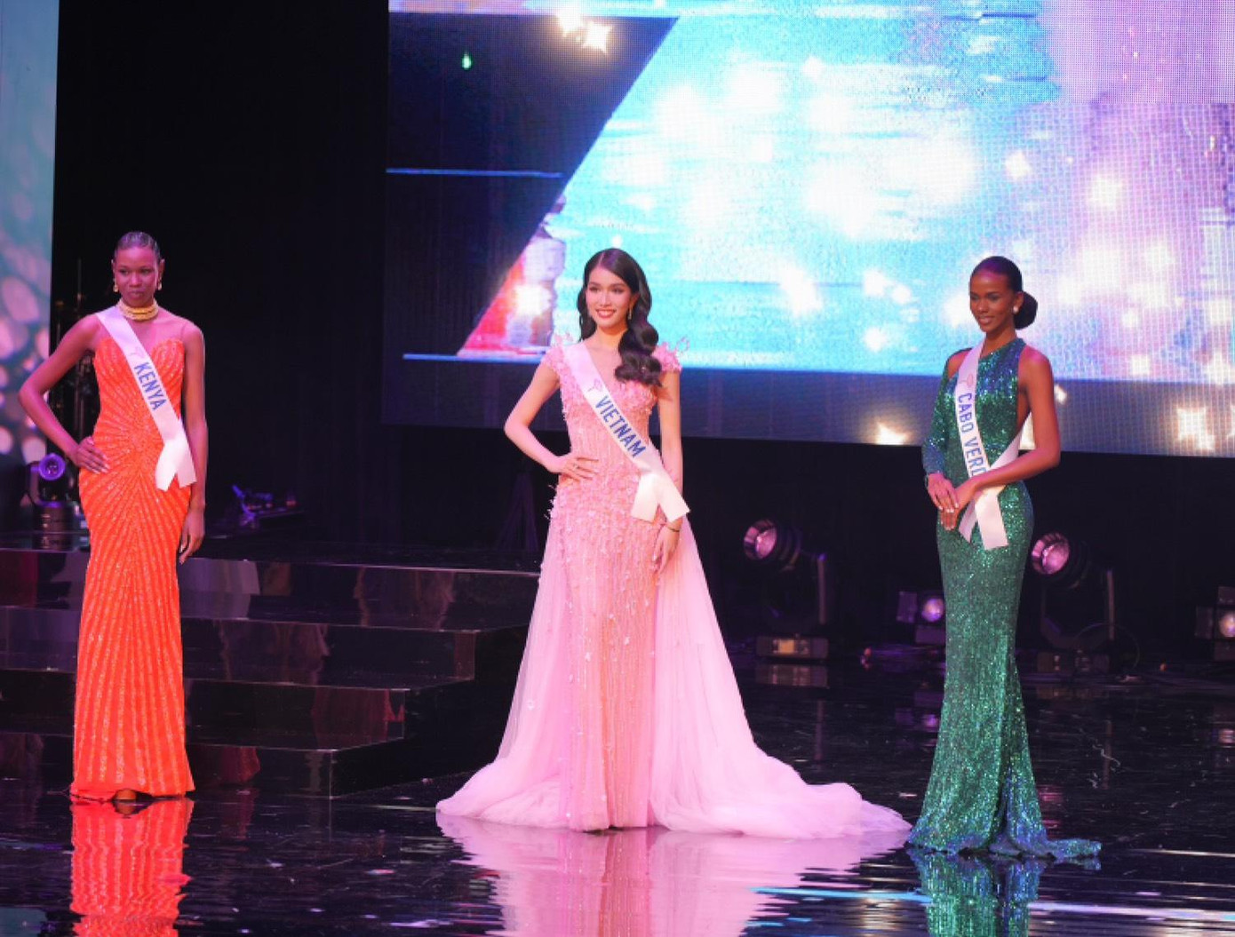 Á hậu Phương Anh trình diễn trên sân khấu đêm chung kết Hoa hậu Quốc tế 2022.