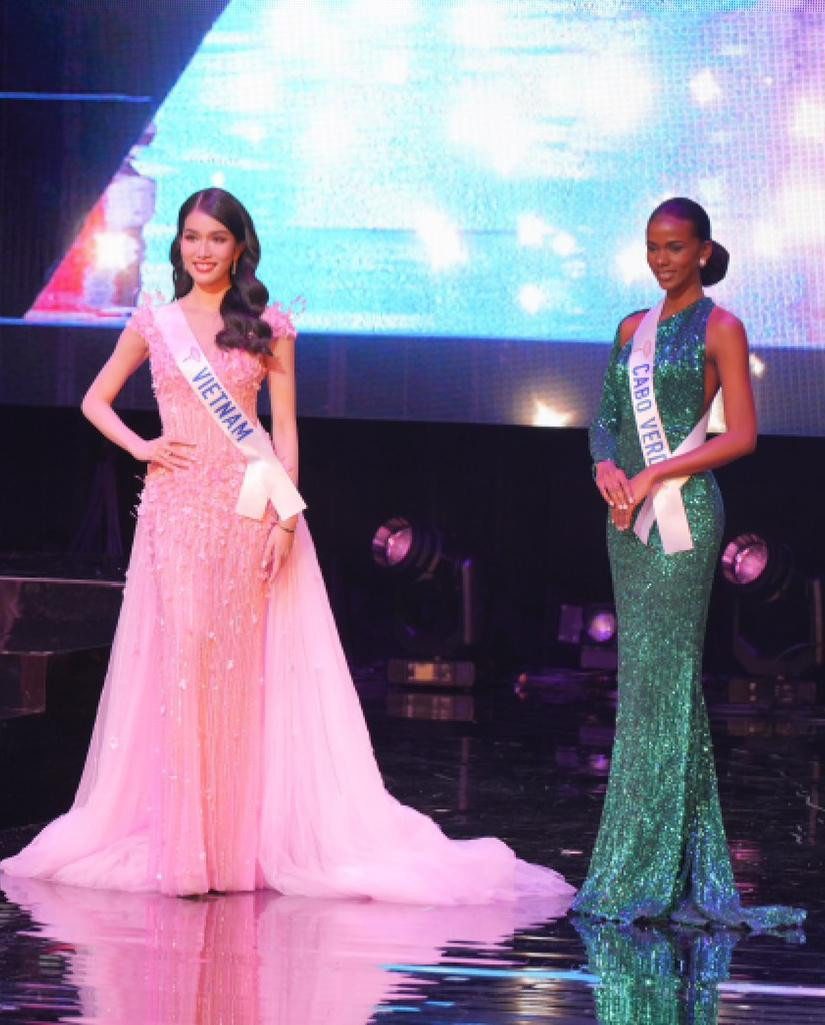 Phương Anh trình diễn trang phục dân tộc và váy dạ hội trong đêm chung kết Hoa hậu Quốc tế 2022.