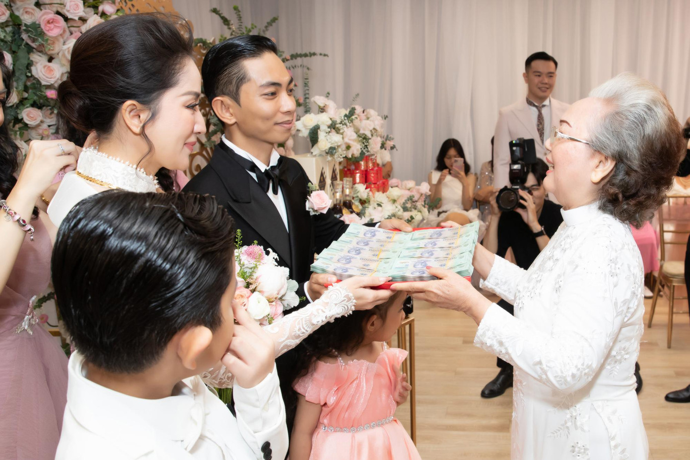 Ngoài vòng vàng, bà ngoại Phan Hiển còn trao cho hai cháu một mâm tiền mặt. Phía Khánh Thi và Phan Hiển từ chối tiết lộ về giá trị của số lễ vật mà họ nhận được trong buổi ăn hỏi.