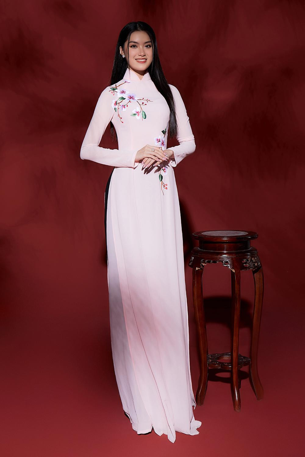 Trong tà áo dài, các thí sinh Hoa hậu Việt Nam 2022 khoe vẻ đẹp thuần khiết, nhẹ nhàng của những thiếu nữ tuổi đôi mươi. Hình ảnh các thiếu nữ Việt với trang phục áo dài luôn gây được thiện cảm với công chúng.