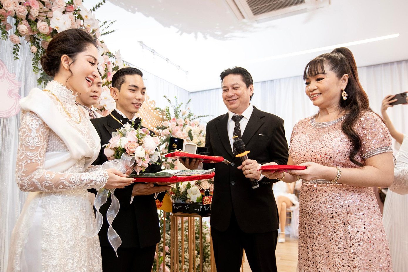 Bố mẹ của Phan Hiển cũng chuẩn bị nhiều vàng miếng, trang sức để tặng cho con dâu.