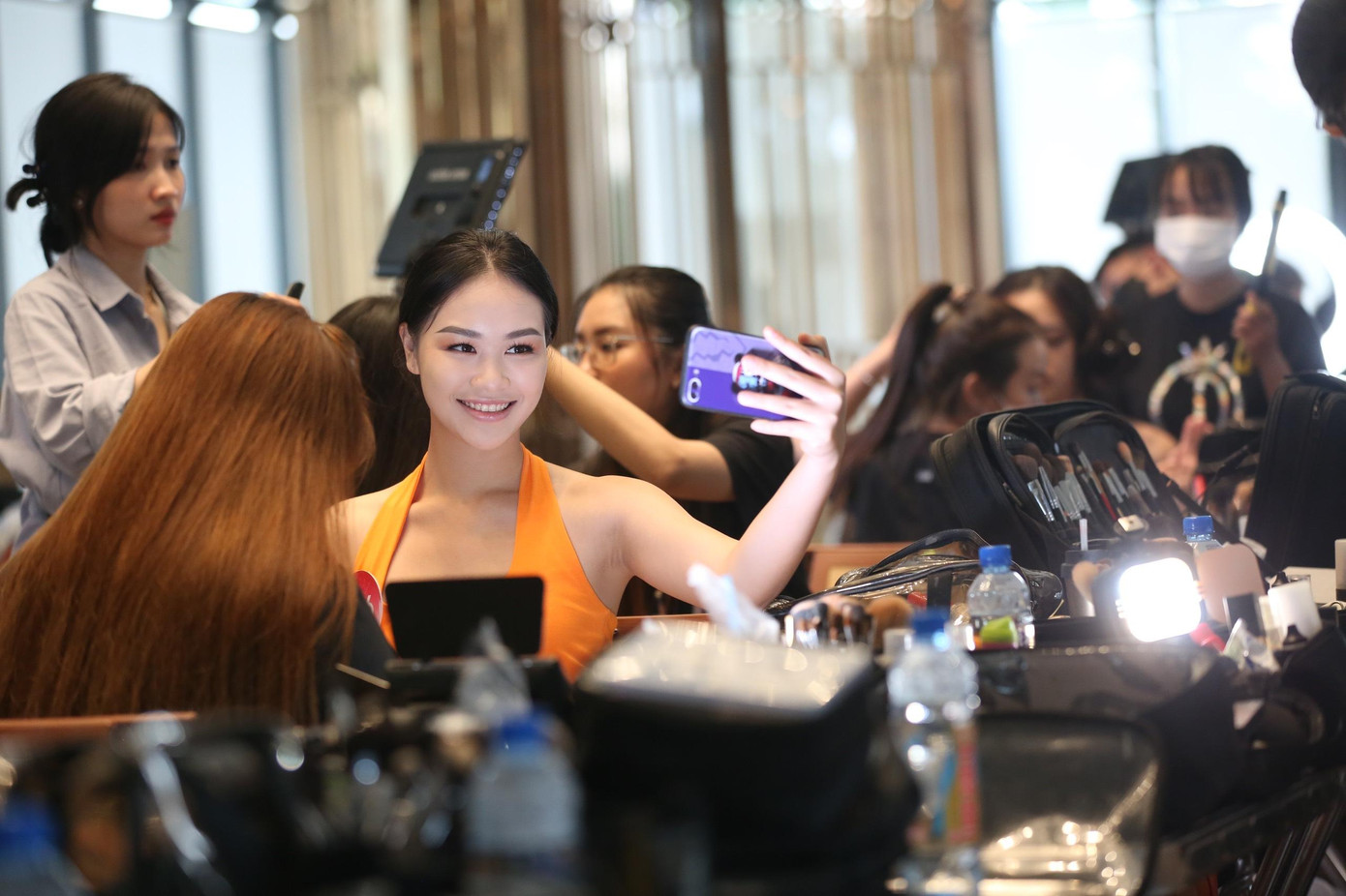 Ngay từ trưa 17/12, các thí sinh đã make-up và làm tóc để chuẩn bị cho phần thi Người đẹp biển. Trong phần thi này, các chuyên gia trang điểm lựa chọn phong cách năng động và quyến rũ cho các thí sinh.