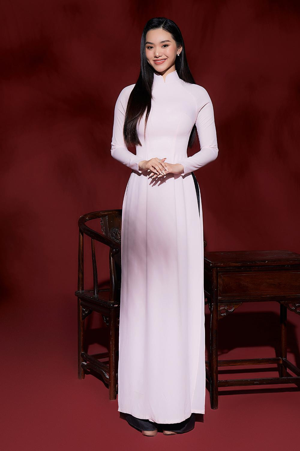 Những ngày qua, thí sinh trải qua nhiều phần thi quan trọng như Người đẹp Nhân ái, Người đẹp Truyền thông hay mới đây nhất là đêm thi Best In Swimsuit – Người đẹp biển. Bên cạnh đó để hoàn thiện hơn, 35 thí sinh cũng được ban tổ chức chú trọng rèn luyện cách ứng xử.