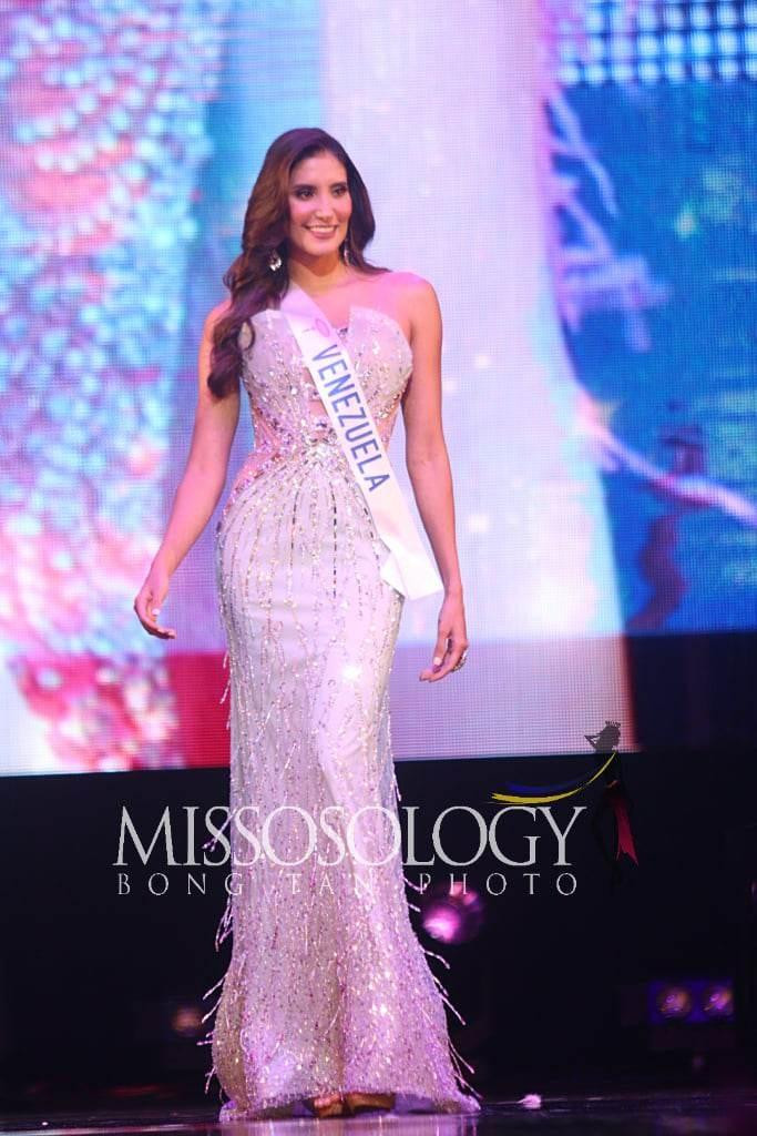 Hai cái tên gây tiếc nuối tiếp theo trong đêm chung kết là Venezuela và Puerto Rico. Hai mỹ nhân Latinh mang tới những thiết kế tông màu bạc sang trọng, lộng lẫy.