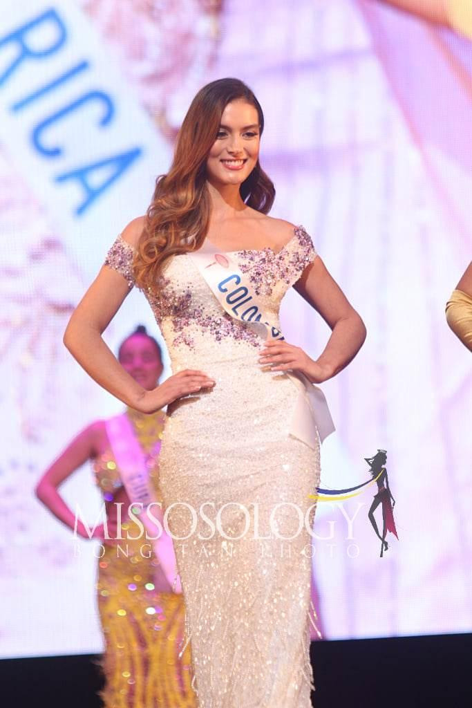 Top 8 trình diễn trang phục dạ hội.