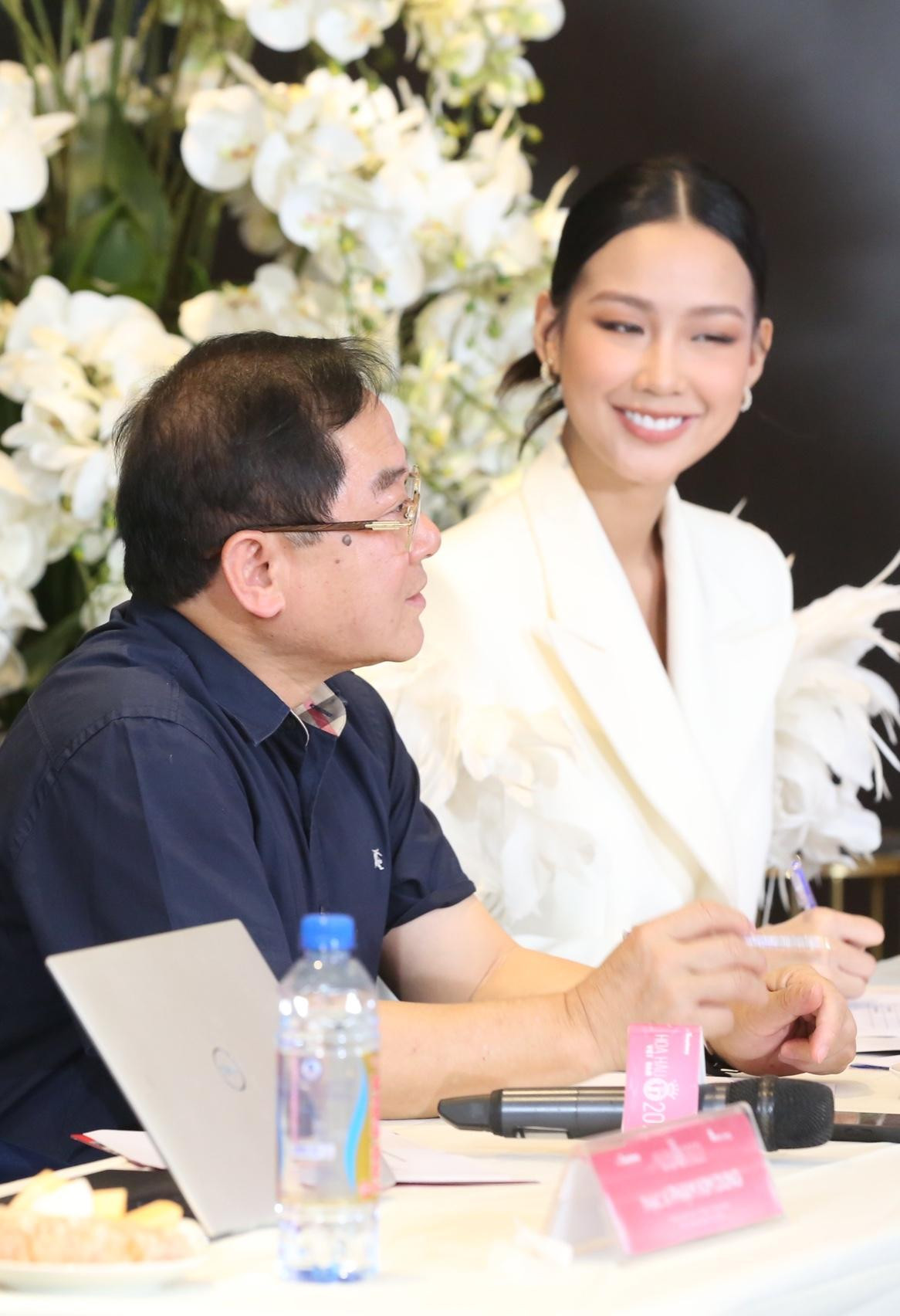 Các giám khảo khó khăn khi lựa chọn top 3 Người đẹp truyền thông. Ảnh: Trọng Tài. Các giám khảo khó khăn khi lựa chọn top 3 Người đẹp truyền thông. Ảnh: Trọng Tài.