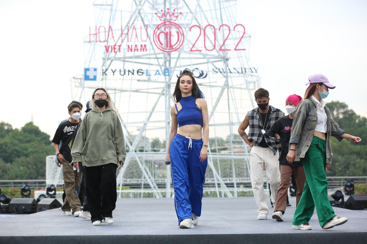 Trước giờ G, công tác chuẩn bị cho sân khấu đã hoàn thành. Sân khấu của phần thi Người đẹp biển được đặt hướng nhìn ra sông, với điểm nhấn là cây thông lớn khổng lồ được thi công trong nhiều ngày, đem lại không khí về mùa lễ hội Giáng sinh. Nữ ca sĩ MLee cũng có mặt để tổng duyệt cho phần trình diễn của mình trong buổi chiều hôm nay.