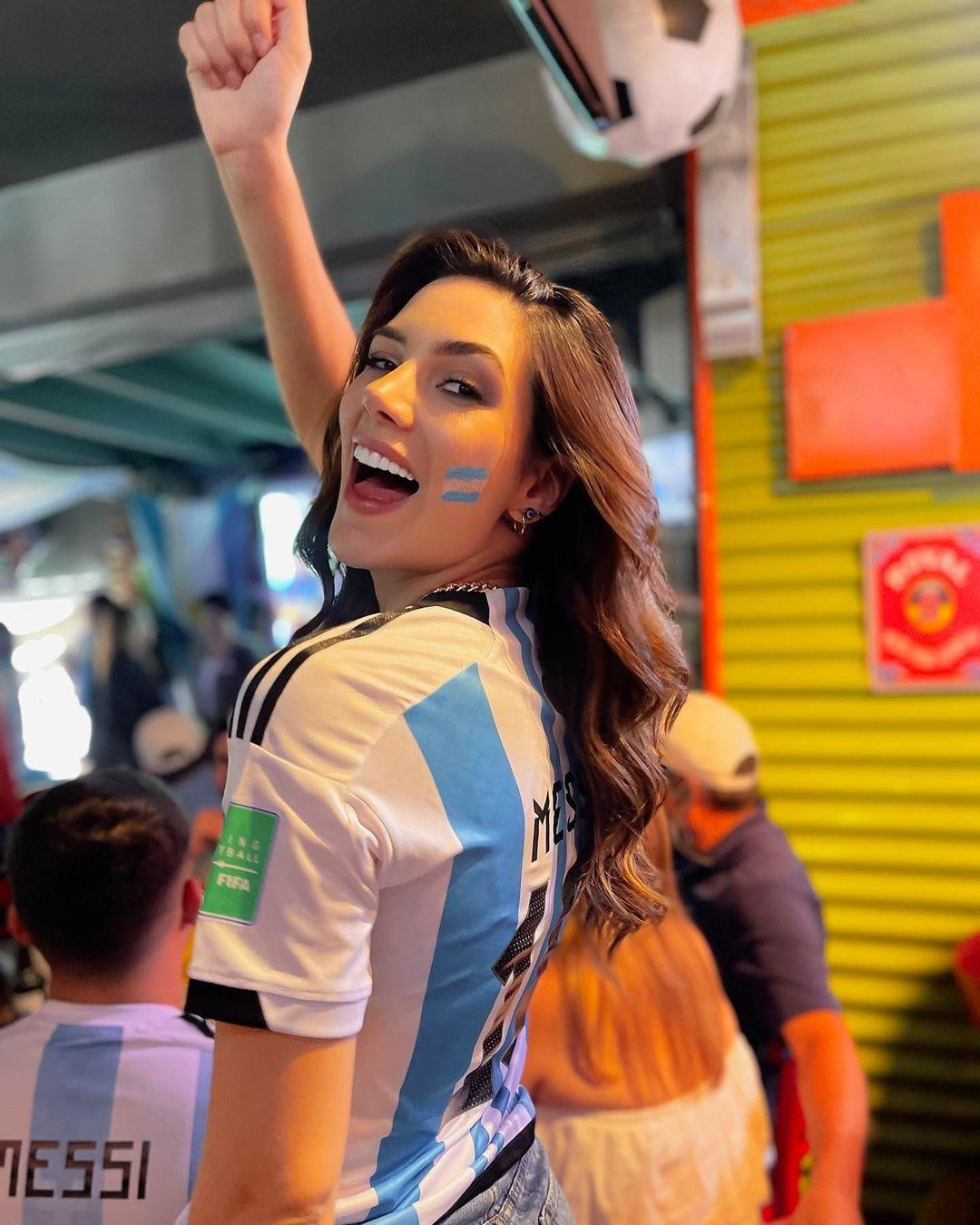 Mariana Varela và Fabiola Valentin chia sẻ khoảnh khắc lãng mạn khi Argentina lên ngôi vô địch World Cup 2022. Ảnh: FBNV.