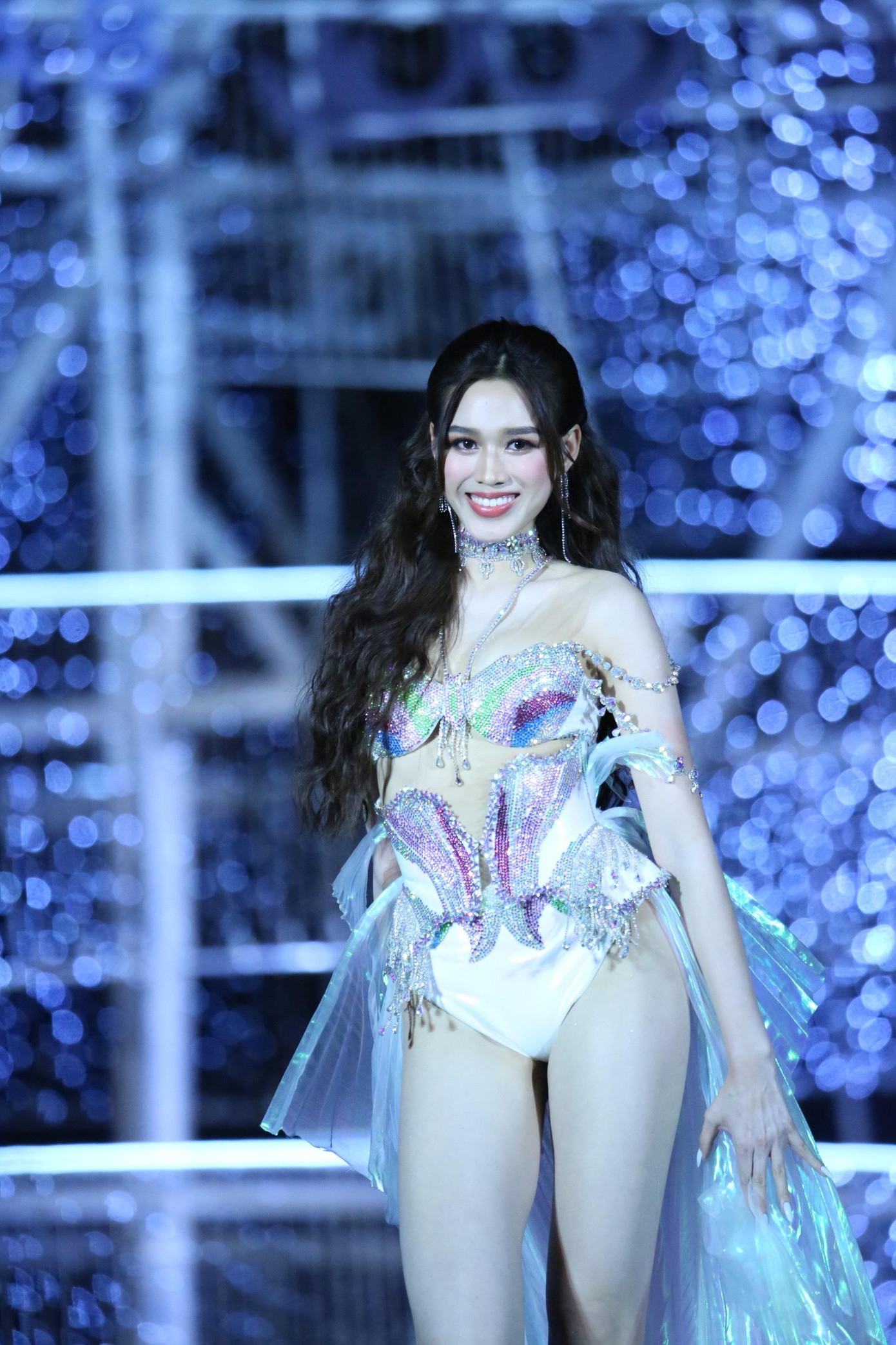 Màn trình diễn của Đỗ Thị Hà trên sân khấu nhận được sự tán thưởng của khán giả. Cô bước đi uyển chuyển, đánh hông tinh tế và mang lại năng lượng sôi động.