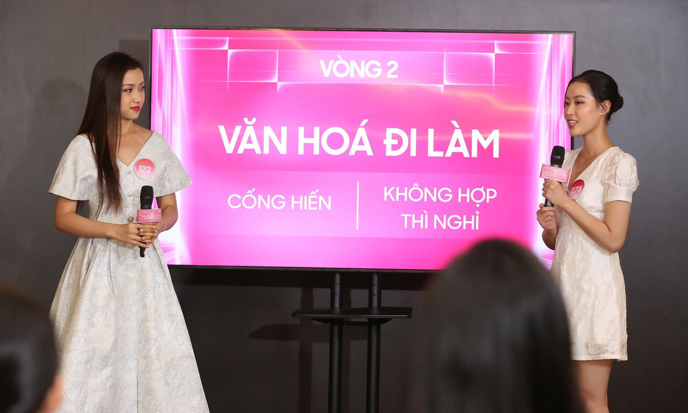 Hai thí sinh Ngọc Mai và Phương Nhung trong phần phản biện.