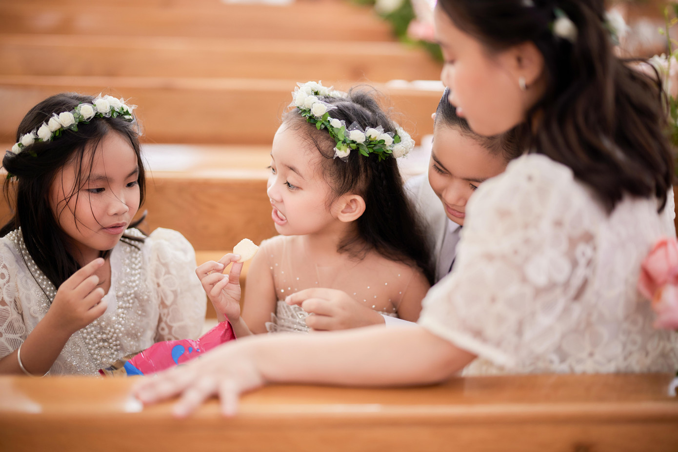 Cô chia sẻ thêm: “Tôi không biết diễn tả cảm xúc vỡ òa của bản thân ra sao khi được gia đình chồng tổ chức tất cả đám hỏi đến lễ thành hôn trong nhà thờ quá trang trọng. Tôi đã được học tất cả giáo lý một cách kỹ lưỡng mới được thực hiện buổi lễ này. Sau đó chúng tôi có một đám cưới cho bạn bè để nhận được lời chúc phúc của mọi người”.