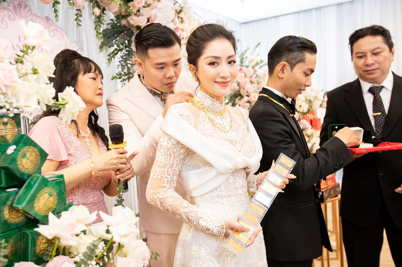 Hai vợ chồng em gái Phan Hiển cũng có mặt trong lễ ăn hỏi và trao cho chị dâu nhiều món quà trang sức.