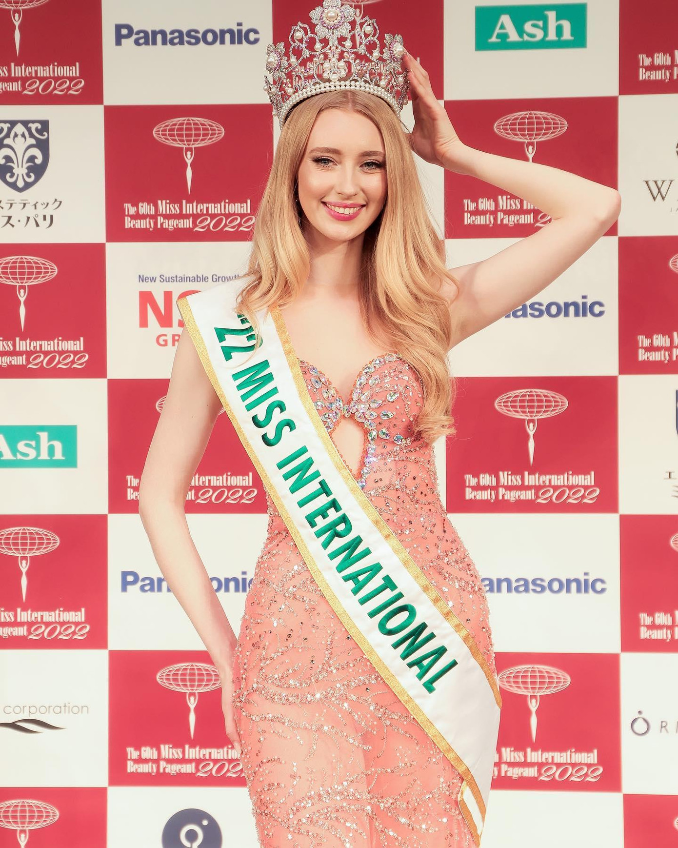 Người đẹp Đức - Jasmin Selberg đăng quang ngôi vị Hoa hậu Quốc tế 2022. Cô diện một thiết kế đính đá tỉ mỉ trên nền vải xuyên thấu. Thiết kế tôn lên nhan sắc ngọt ngào, thanh lịch của người đẹp. Điểm nhấn của bộ váy là chi tiết cúp ngực và cut-out tinh tế giúp người đẹp khoe vòng một quyến rũ.