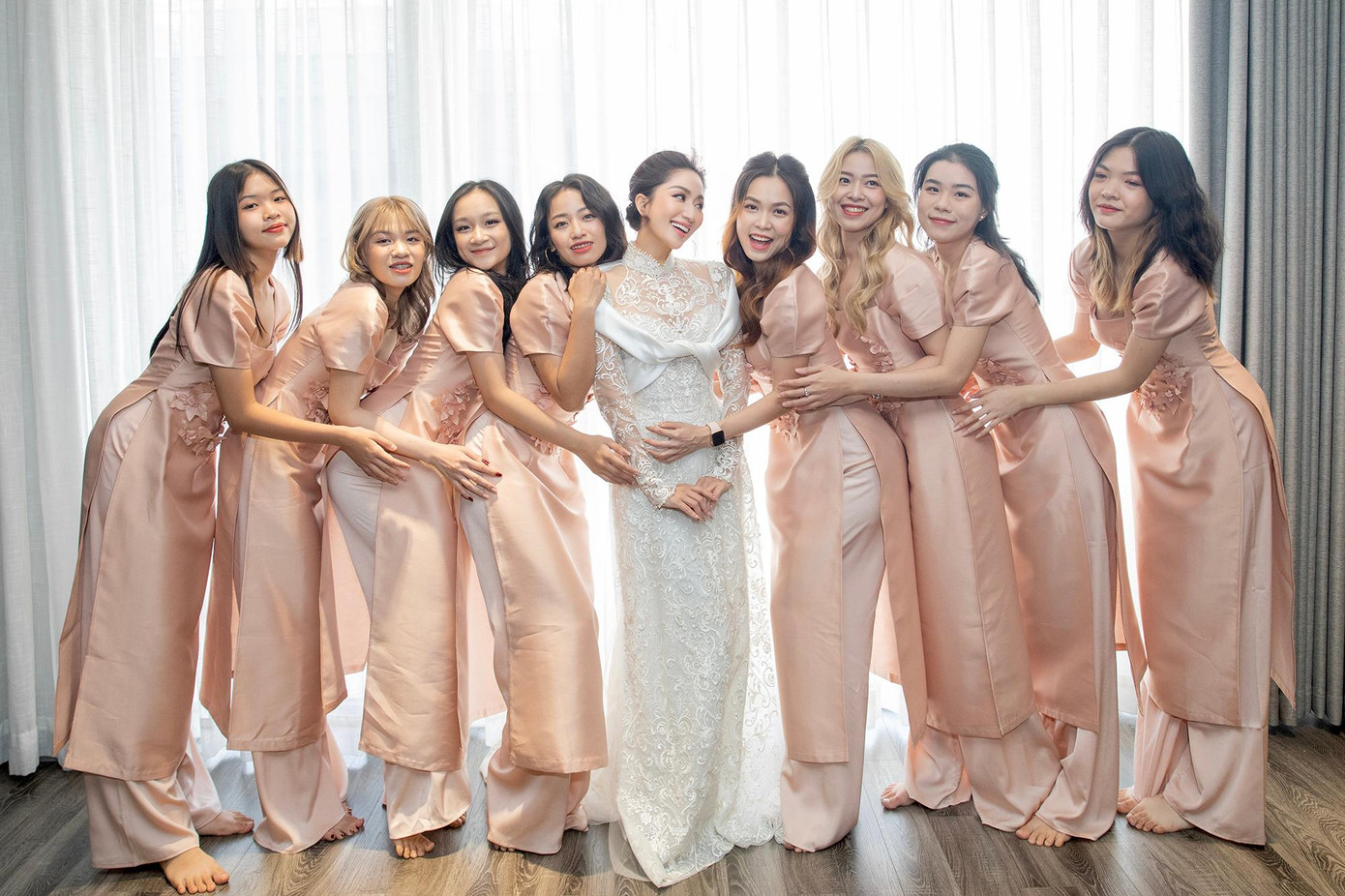 Dàn phụ dâu của Khánh Thi trong lễ ăn hỏi. Dàn phụ dâu của Khánh Thi trong lễ ăn hỏi.