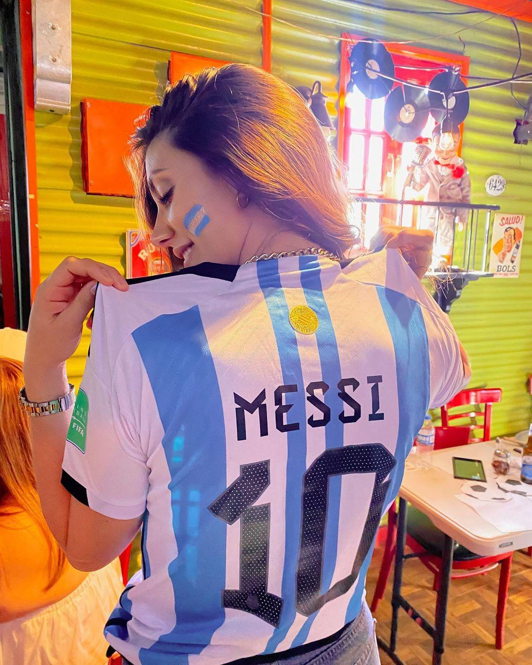 Mariana Varela và Fabiola Valentin chia sẻ khoảnh khắc lãng mạn khi Argentina lên ngôi vô địch World Cup 2022. Ảnh: FBNV.