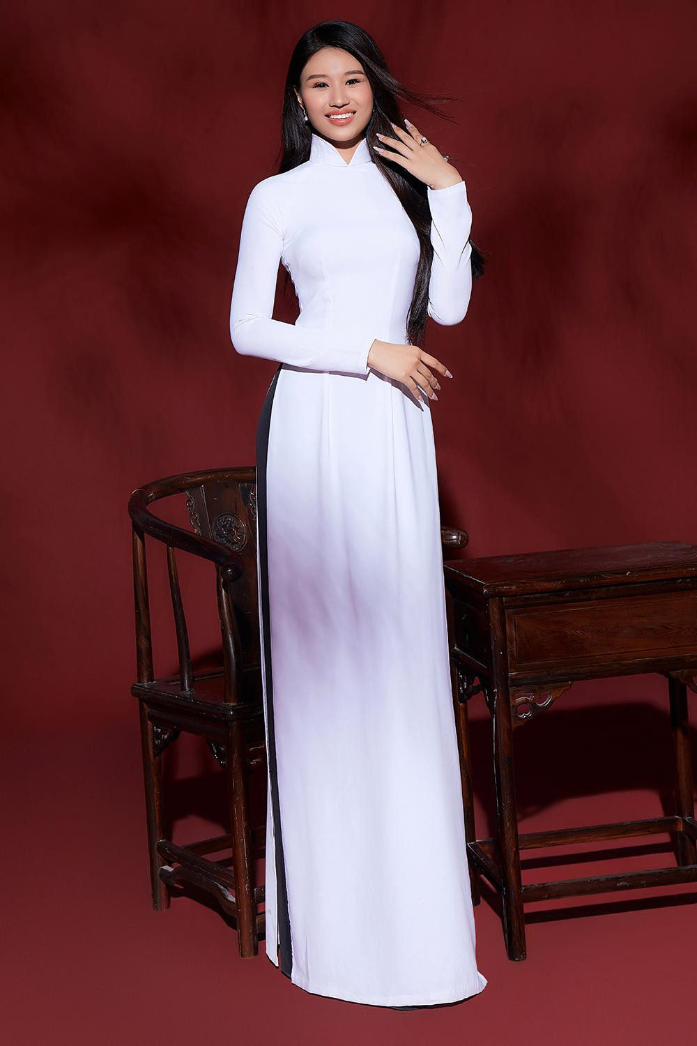 Trong tà áo dài, các thí sinh Hoa hậu Việt Nam 2022 khoe vẻ đẹp thuần khiết, nhẹ nhàng của những thiếu nữ tuổi đôi mươi. Hình ảnh các thiếu nữ Việt với trang phục áo dài luôn gây được thiện cảm với công chúng.