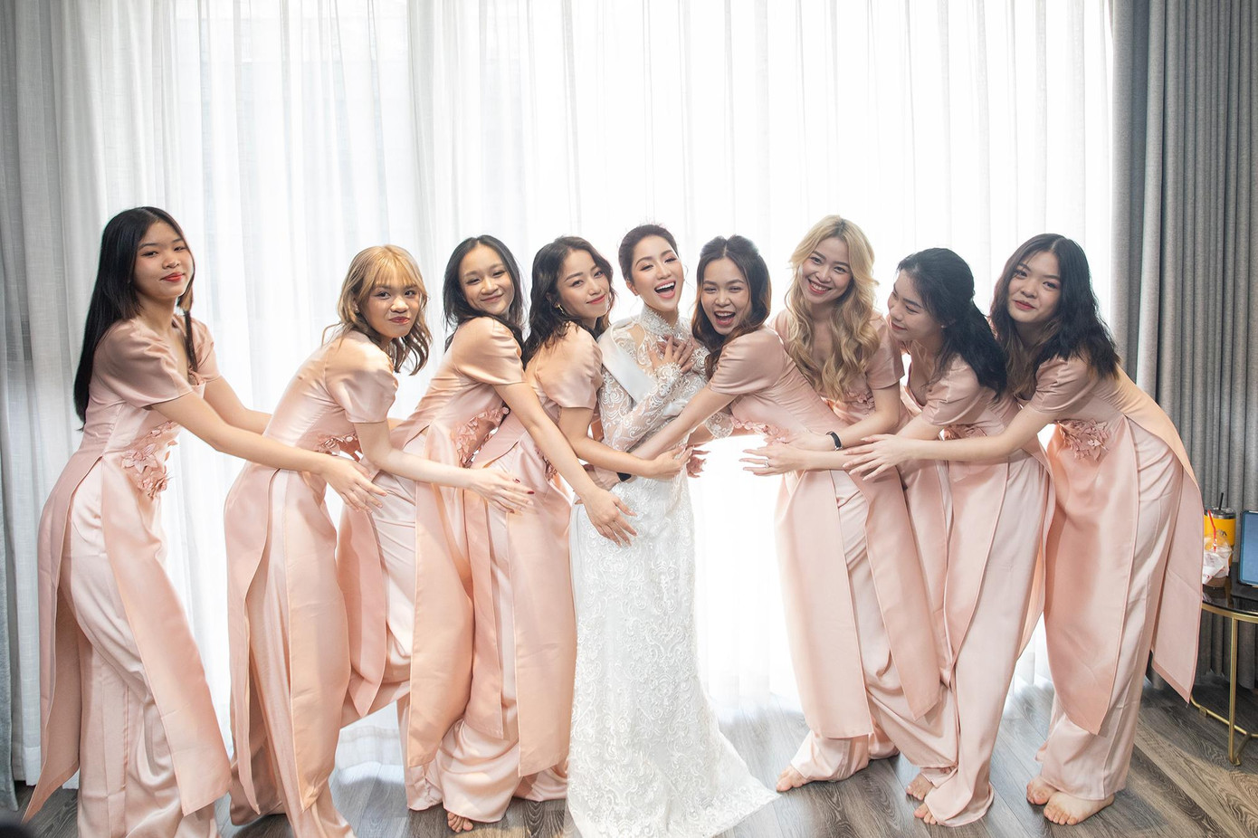 Dàn phụ dâu của Khánh Thi trong lễ ăn hỏi. Dàn phụ dâu của Khánh Thi trong lễ ăn hỏi.