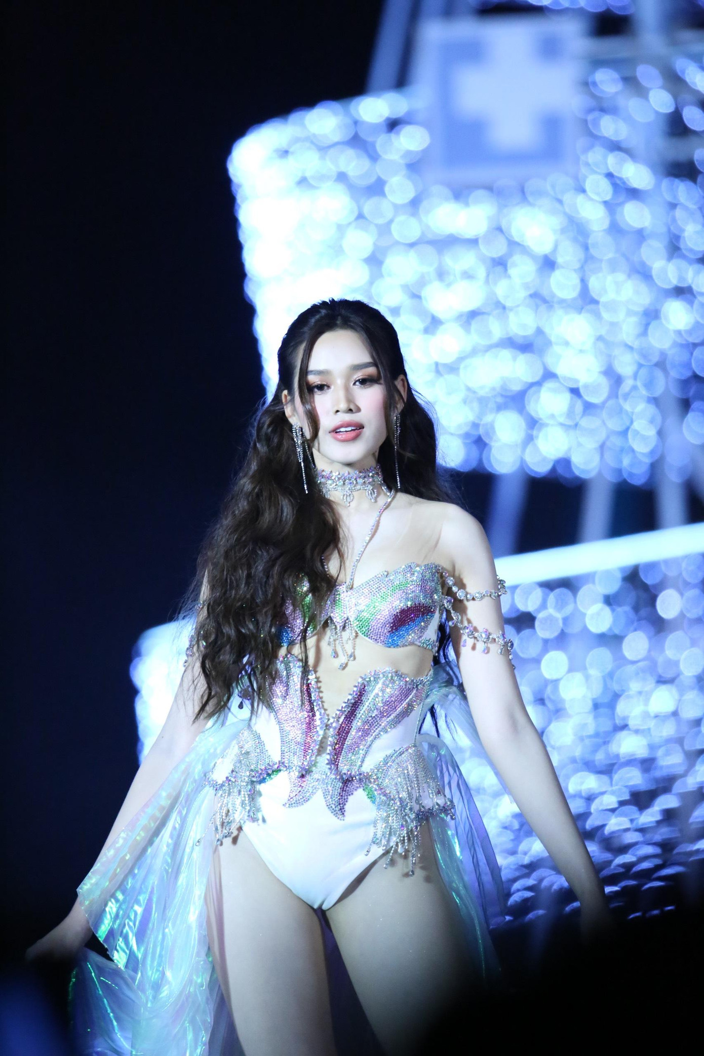 Màn trình diễn của Đỗ Thị Hà trên sân khấu nhận được sự tán thưởng của khán giả. Cô bước đi uyển chuyển, đánh hông tinh tế và mang lại năng lượng sôi động.