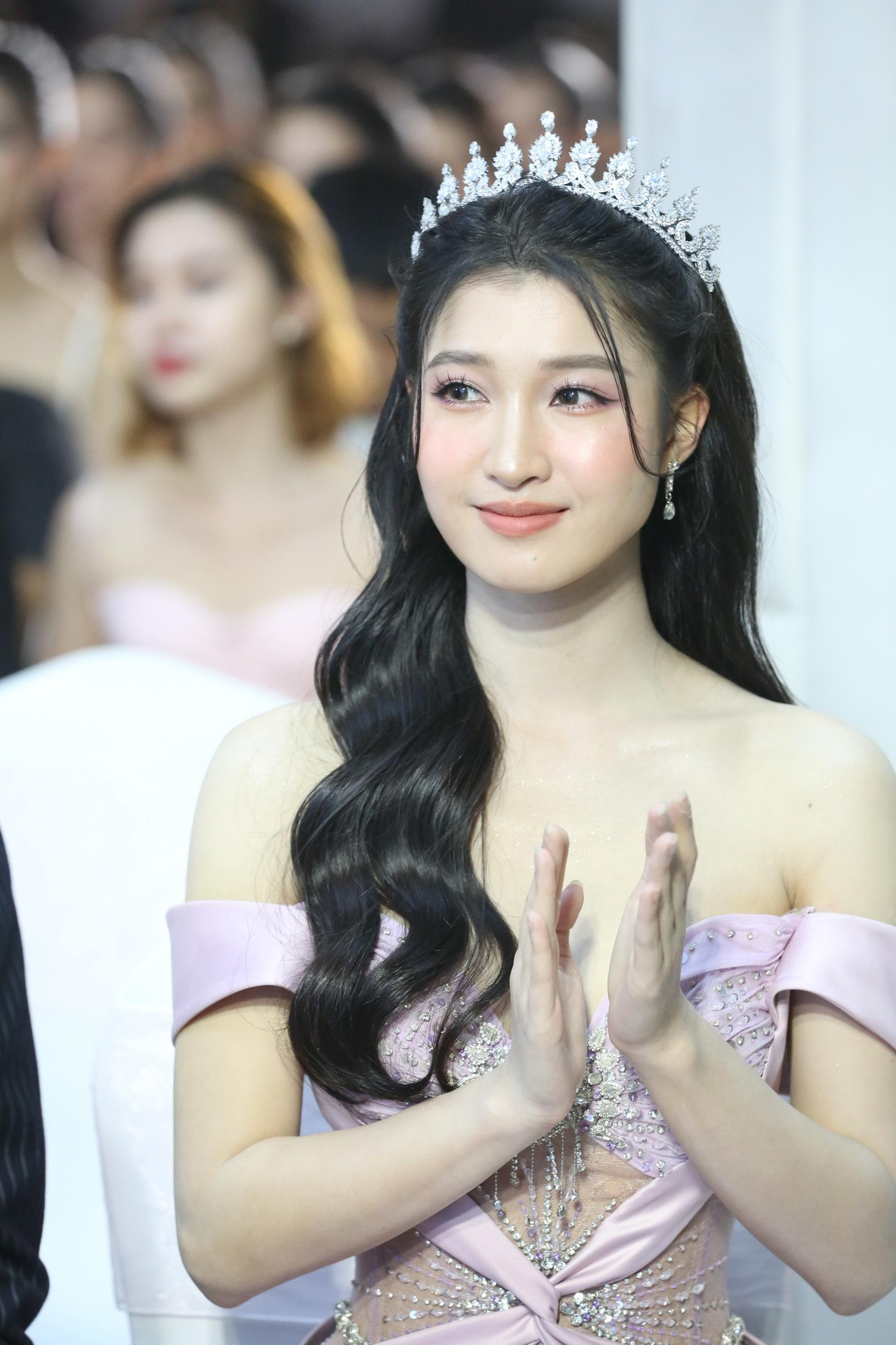 Á hậu Phương Nhi ngọt ngào và quyến rũ. Cô nhận được sự chào đón nhiệt tình của truyền thông tham dự buổi họp báo. Á hậu Phương Nhi ngọt ngào và quyến rũ. Cô nhận được sự chào đón nhiệt tình của truyền thông tham dự buổi họp báo.