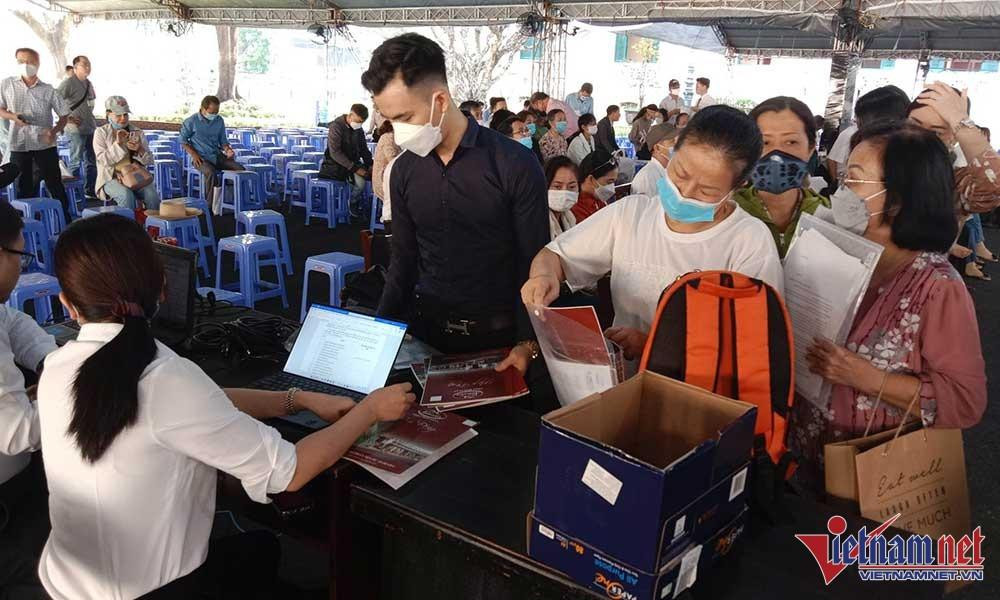 Các bị hại làm thủ tục trước phiên tòa.