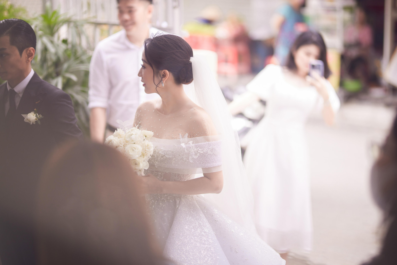 Cùng chung cảm xúc với Khánh Thi, Phan Hiển cho biết: “Tôi là người công giáo gốc, lễ thành hôn trong nhà thờ là quan trọng nhất trong các nghi lễ. Để được làm lễ trong nhà thờ người ta phải học giáo lý rất lâu mới được cử hành hôn lễ trong nhà thờ. Để trải qua được việc đó cô ấy phải tốn nhiều thời gian và công sức. Khi được tổ chức trong nhà thờ là một điều hạnh phúc hơn hết trên tất cả và là nét đẹp riêng của đạo công giáo của tôi”. Sau lễ cưới trong nhà thờ, hai người tổ chức tiệc cưới vào ngày 22/12 tại TP. HCM với sự tham gia của bạn bè, đồng nghiệp thân thiết.