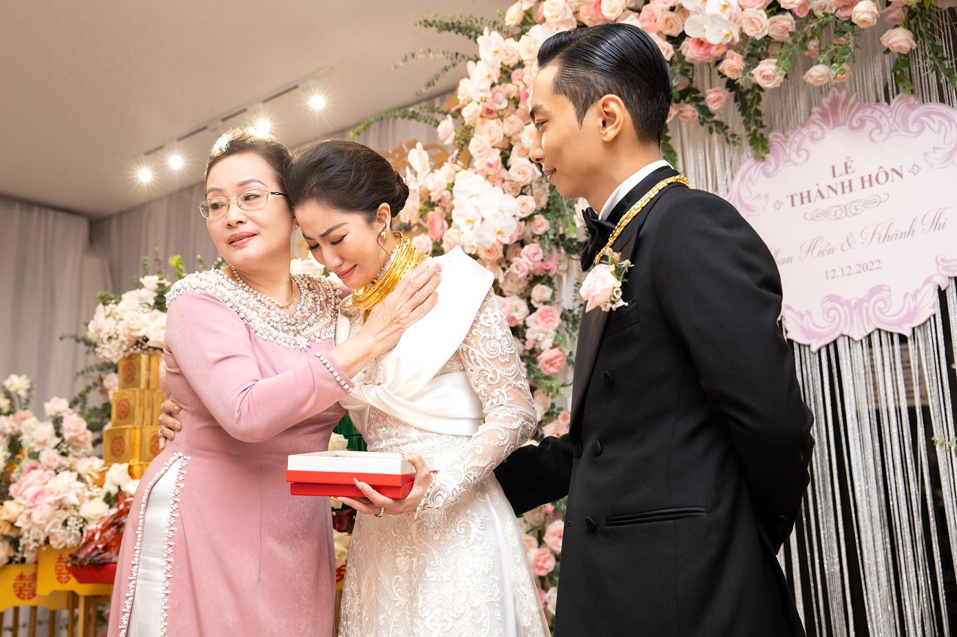 Khoảnh khắc xúc động nhất của buổi lễ ăn hỏi là khi mẹ của Khánh Thi phát biểu và trao quà cho vợ chồng con gái. Bà rớt nước mắt cho biết đã mong chờ ngày này từ rất lâu và cảm kích trước sự chào đón của gia đình Phan Hiển.