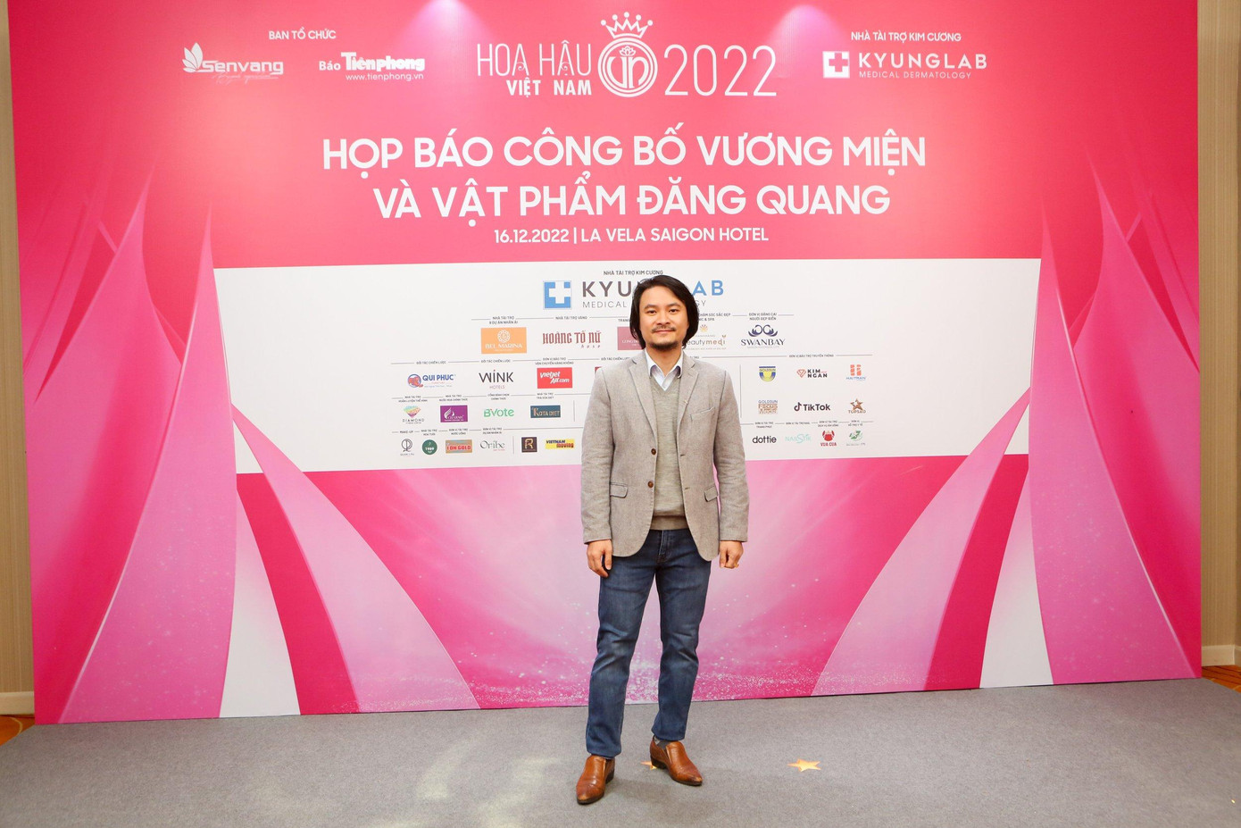 Tổng đạo diễn Hoàng Nhật Nam chính là người cùng lên ý tưởng thiết kế vương miện Hoa hậu Việt Nam 2022. Bà Phạm Kim Dung - Phó trưởng ban tổ chức cuộc thi Hoa hậu Việt Nam chia sẻ háo hức với ý tưởng đậm nét bản sắc văn hóa dân tộc của vương miện cho tân hoa hậu sẽ được hé lộ trong buổi họp báo. Tổng đạo diễn Hoàng Nhật Nam chính là người cùng lên ý tưởng thiết kế vương miện Hoa hậu Việt Nam 2022. Bà Phạm Kim Dung - Phó trưởng ban tổ chức cuộc thi Hoa hậu Việt Nam chia sẻ háo hức với ý tưởng đậm nét bản sắc văn hóa dân tộc của vương miện cho tân hoa hậu sẽ được hé lộ trong buổi họp báo.